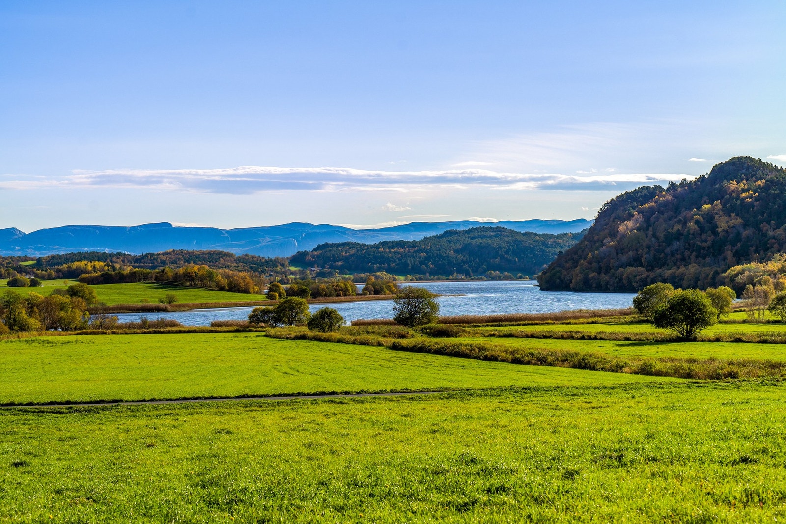 Med en helt fantastisk utsikt utover Eidsvatnet. Her kan man virkelig finne roen. Galleribilde