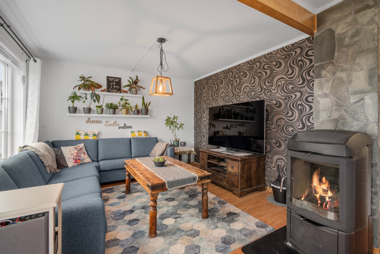 Stue. Koselig peisovn med glass som er god å ha på skikkelig kalde vinterdager. Galleribilde