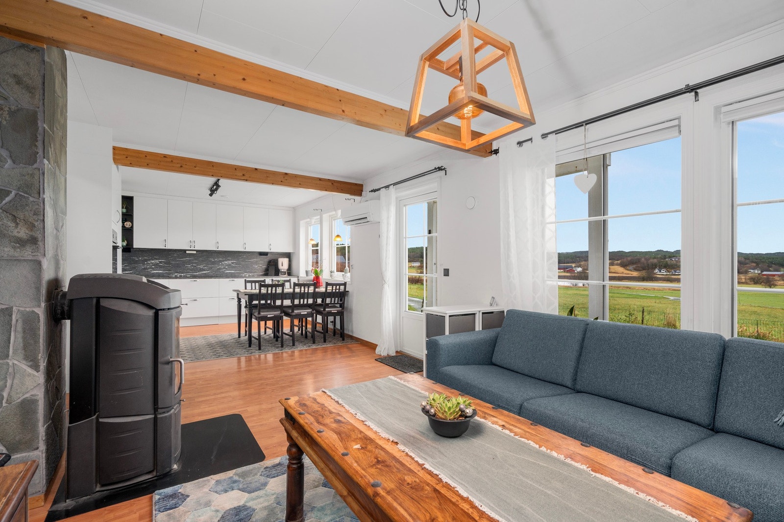 Stue. Herfra er det også utgang til terrasse og hage. Galleribilde