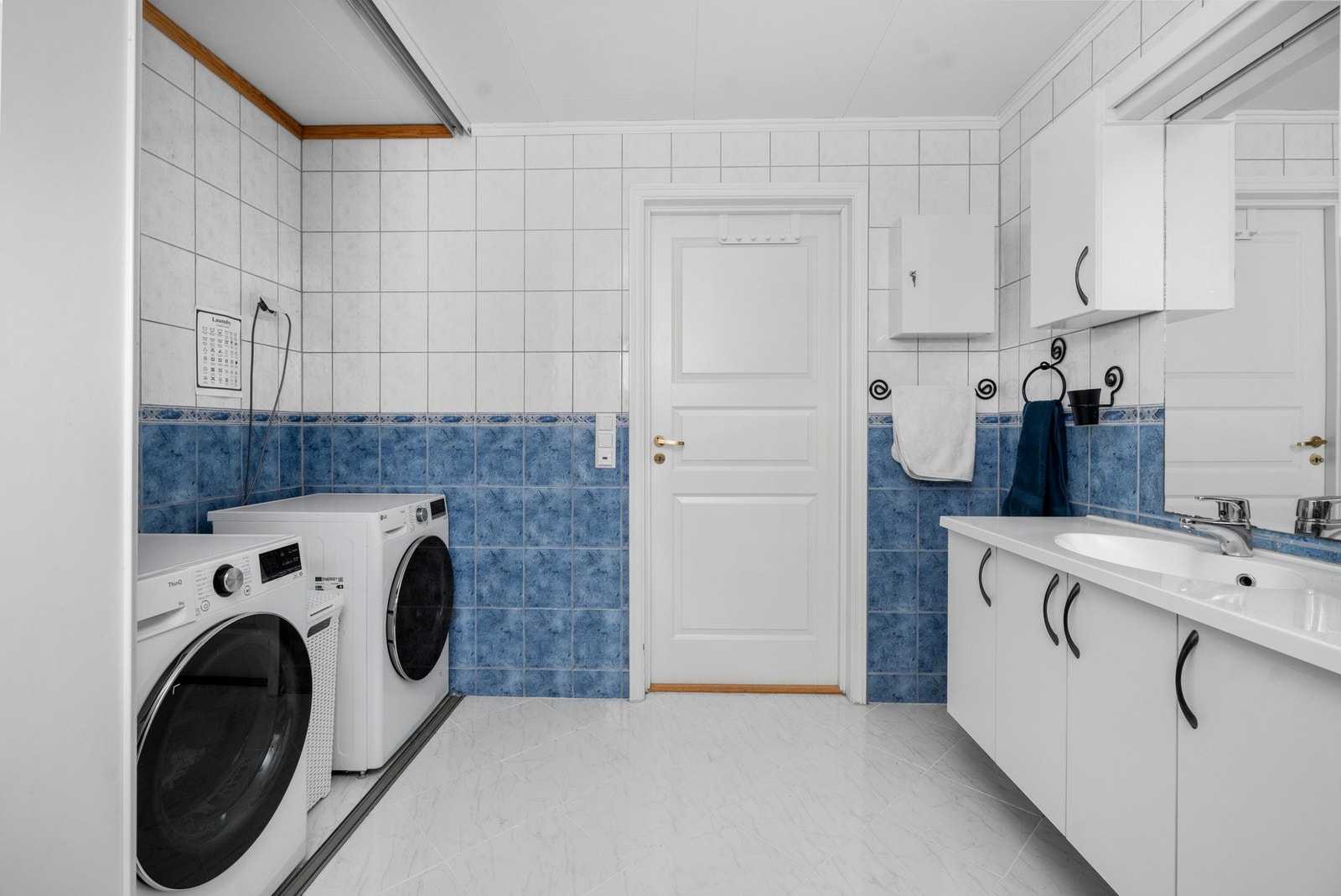 Bad. Bak skydedørene er det opplegg til vaksemaskin og tørketrommel Galleribilde