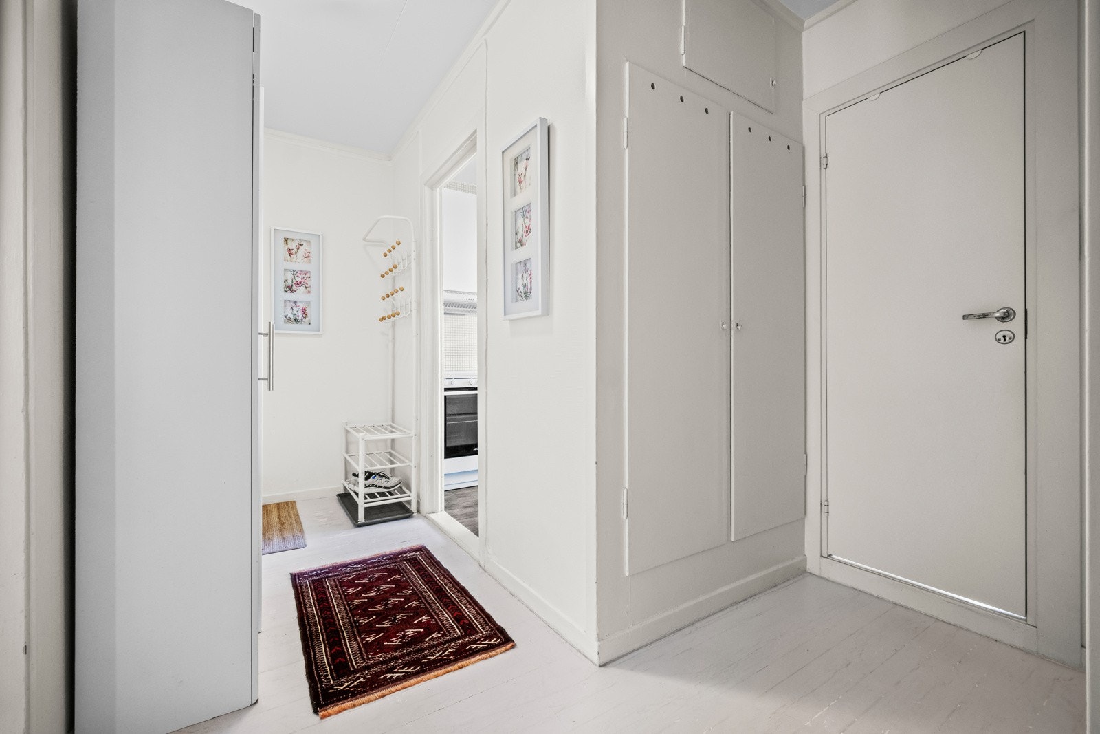 Lys og praktisk entré med god oppbevaringsplass. Galleribilde