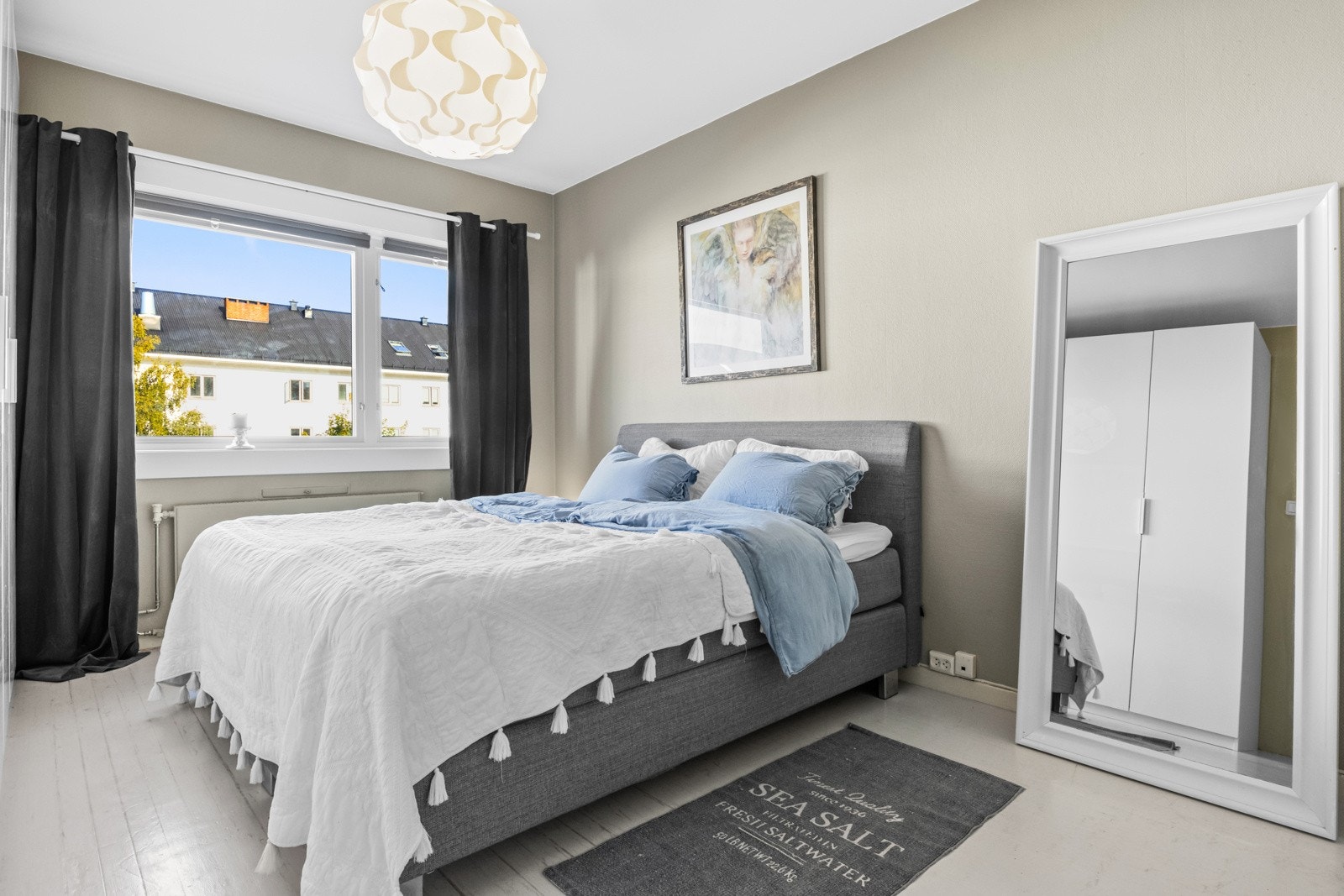 Luftig hovedsoverom med plass til dobbeltseng og tilhørende nattbord. Galleribilde