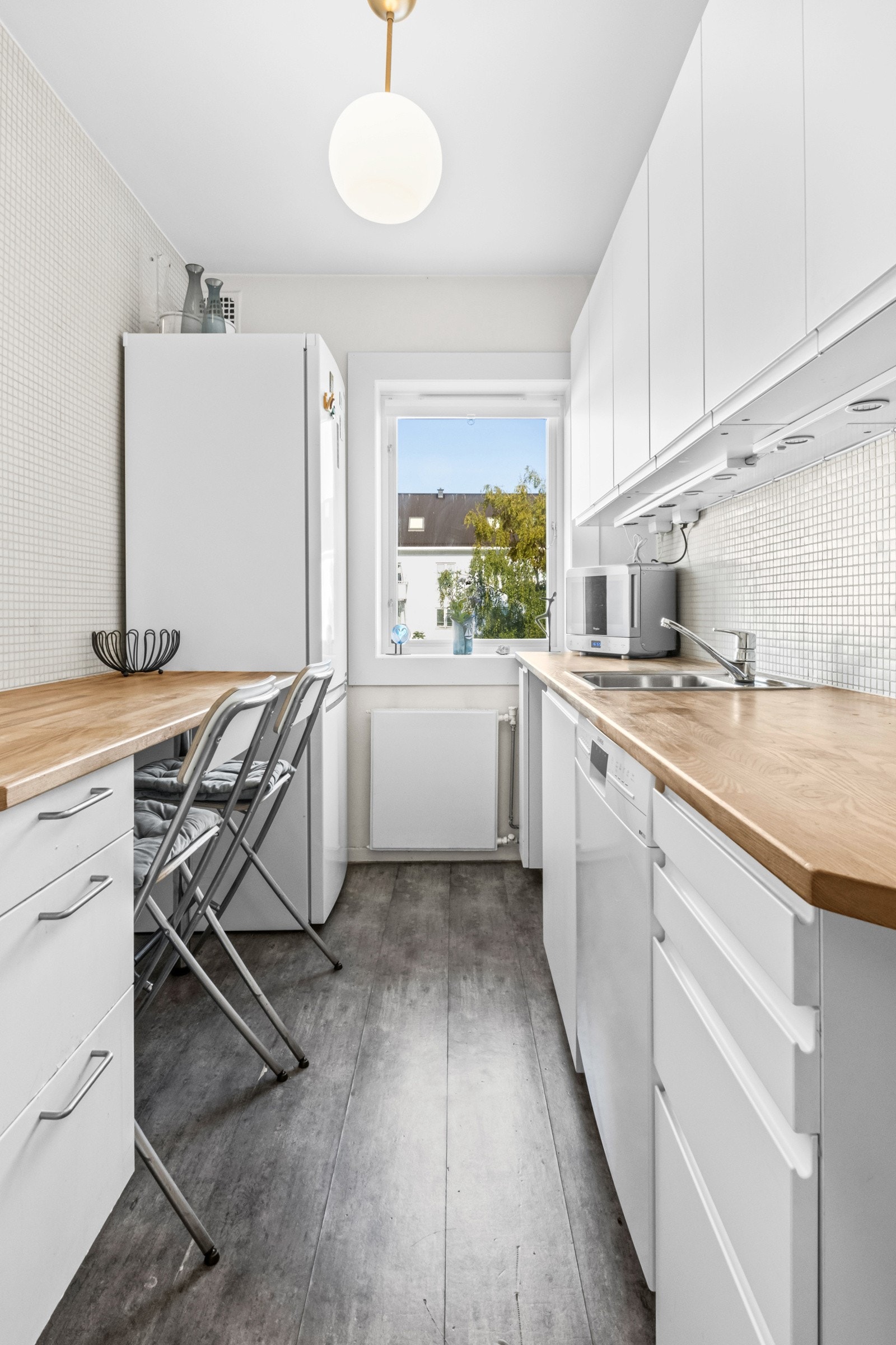 Separat kjøkken med mye skap- og benkeplass. Galleribilde