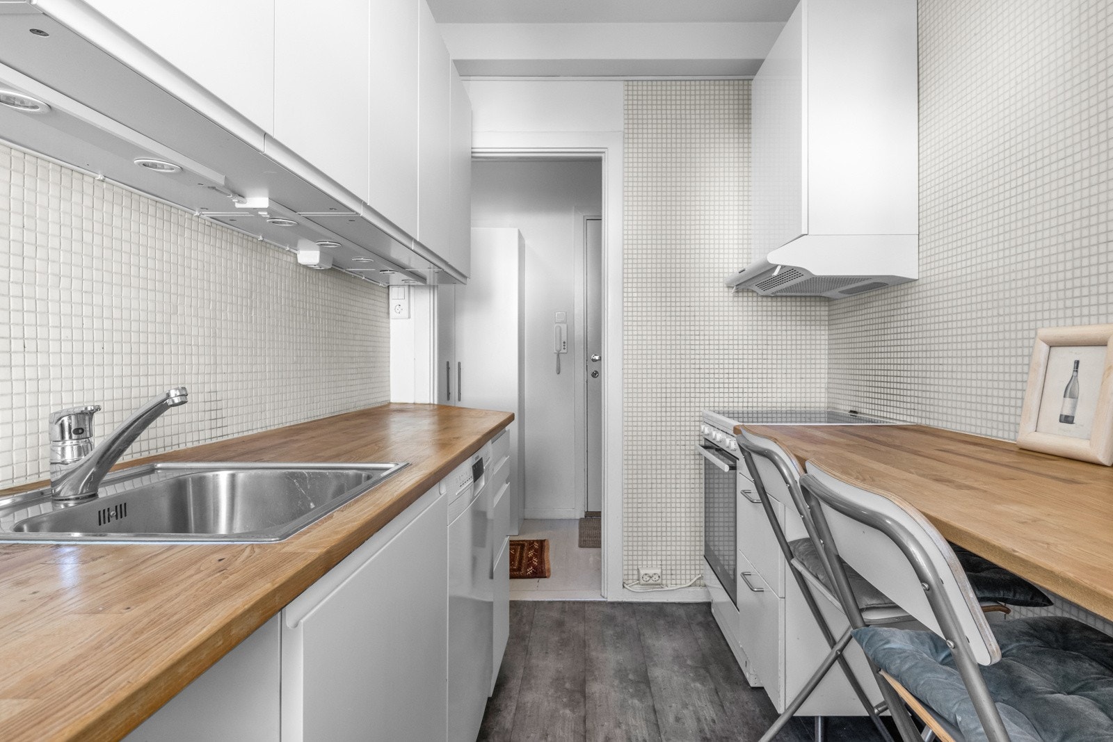 Det er nisjer for komfyr, oppvaskmaskin og kjøl-/fryseskap. Galleribilde