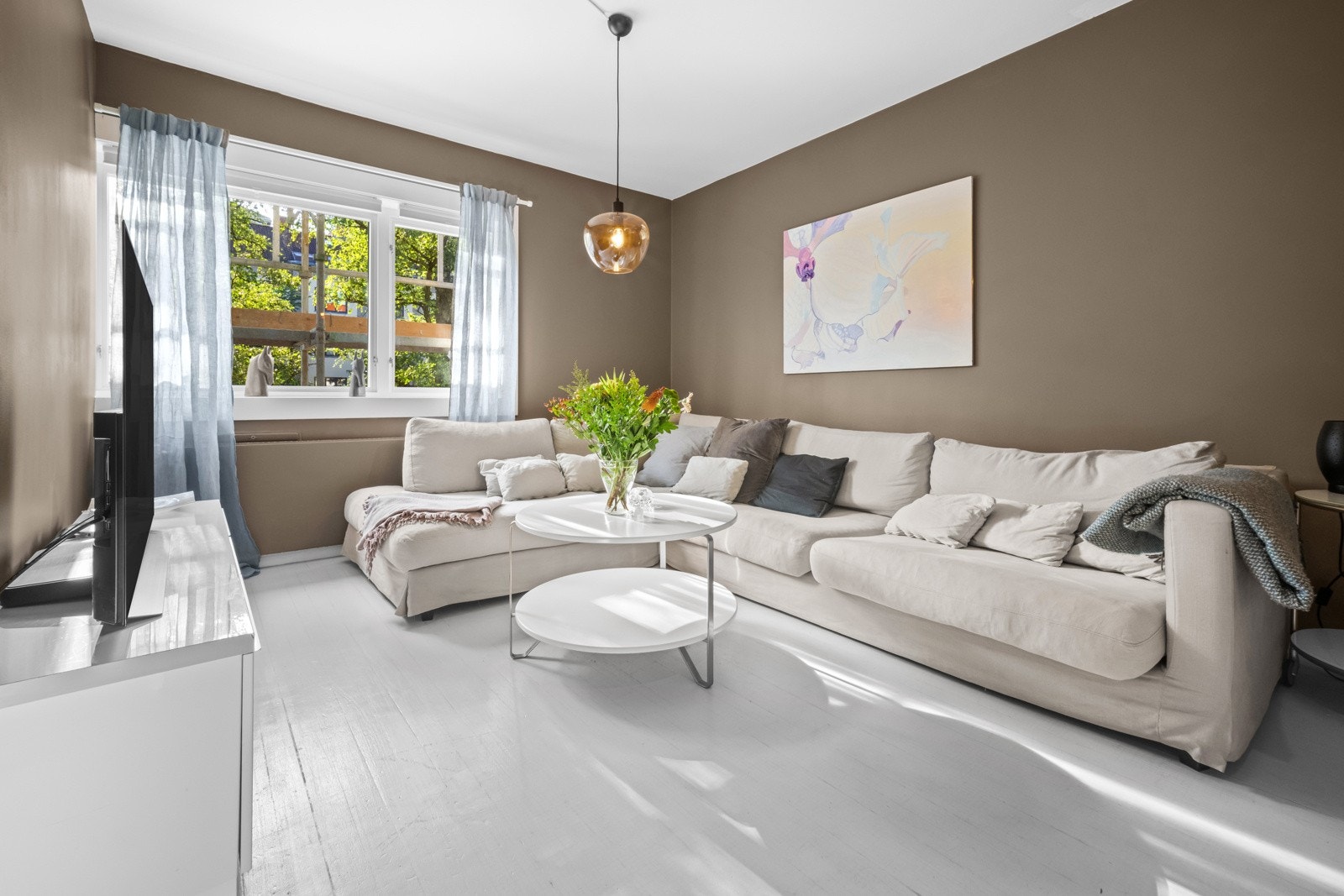 Det pågår oppussing av fasase og det er satt inn nye vinduer i 2024. Galleribilde