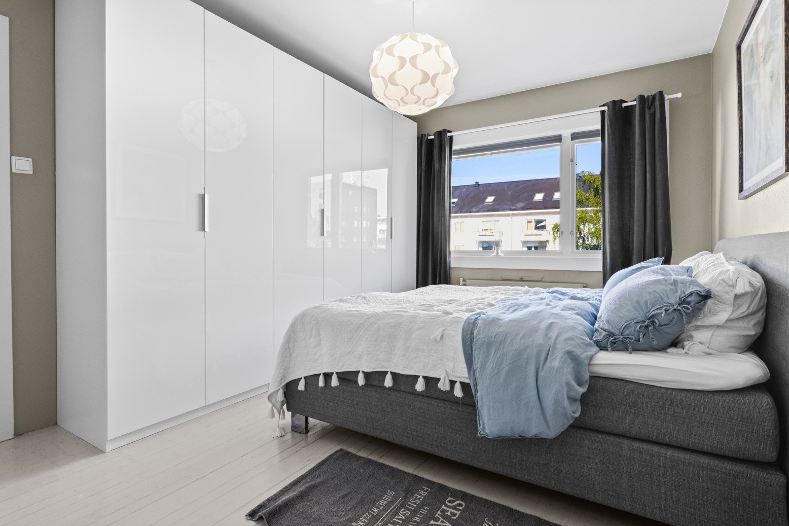 Rikelig med lagringsplass i romslig garderobeskap. Galleribilde