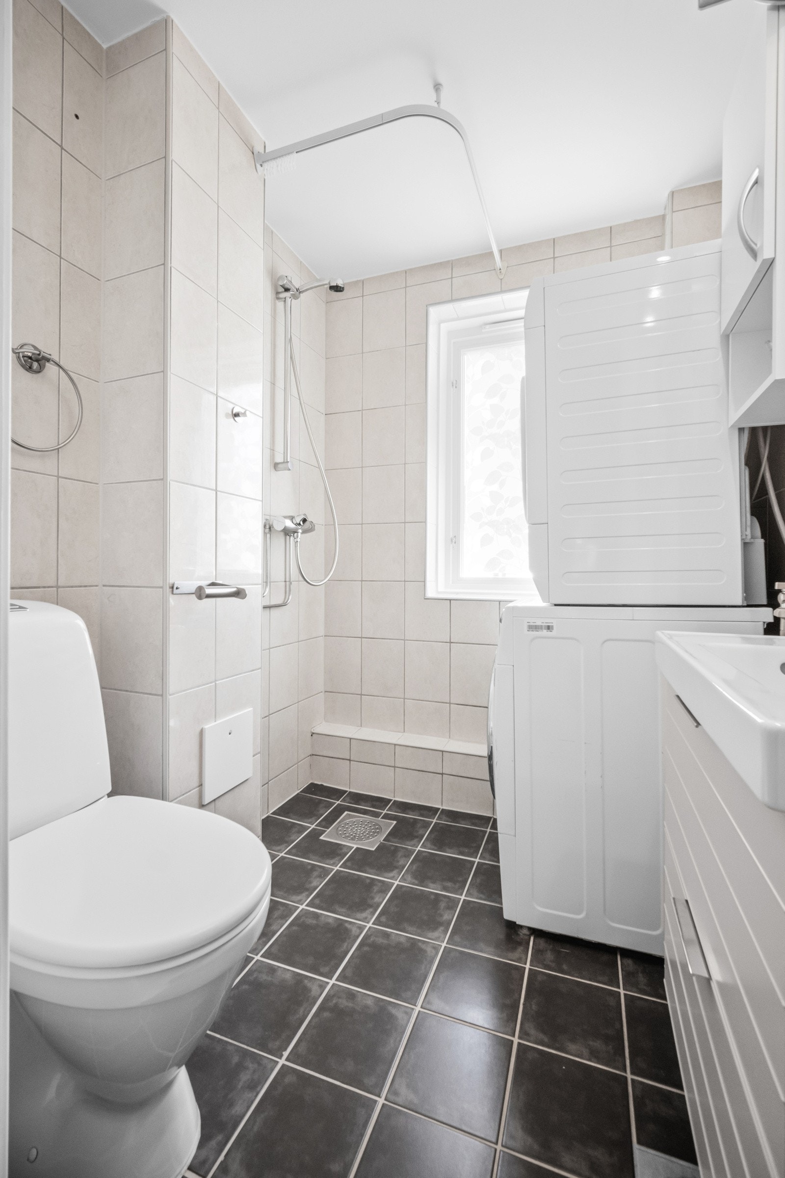 Det er flislagte overflater og varme i gulvet. Galleribilde