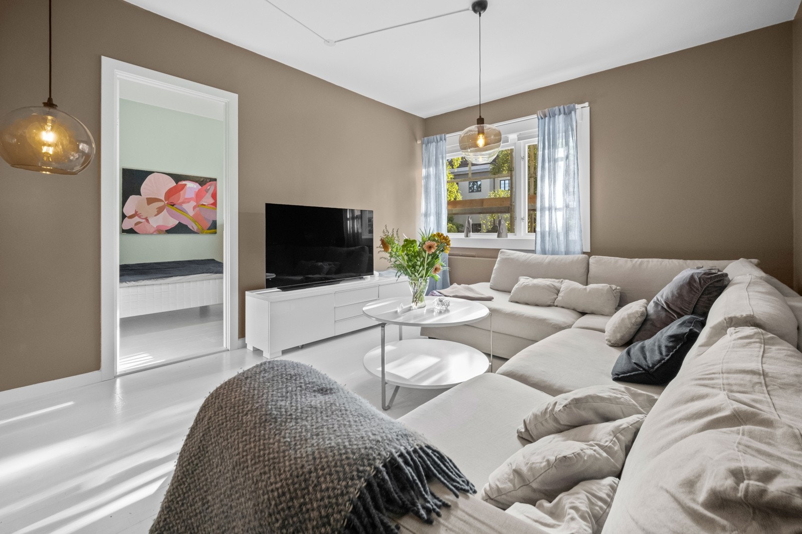 Romslig stue med god plass til å innrede med en stor sofagruppe. Galleribilde