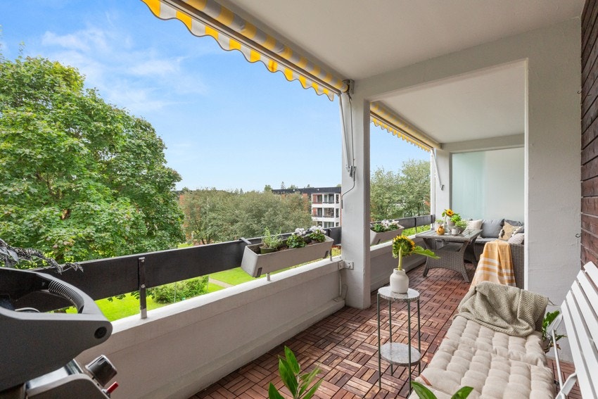 Fra stuen er det adkomst til en terrasse på imponerende 15 kvm som blir en fantastisk utvidelse av stuen. Galleribilde