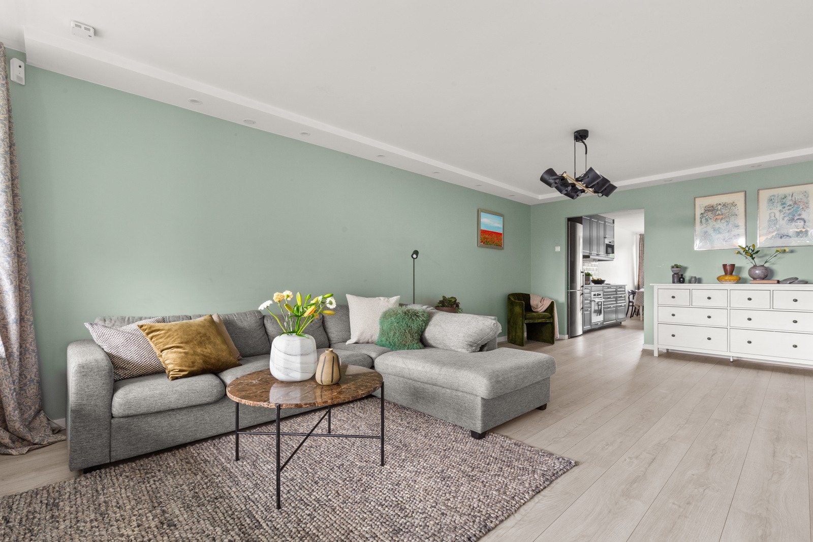 Det er lagt flott laminat på gulv og overflater malt i moderne farger i 2021. Galleribilde