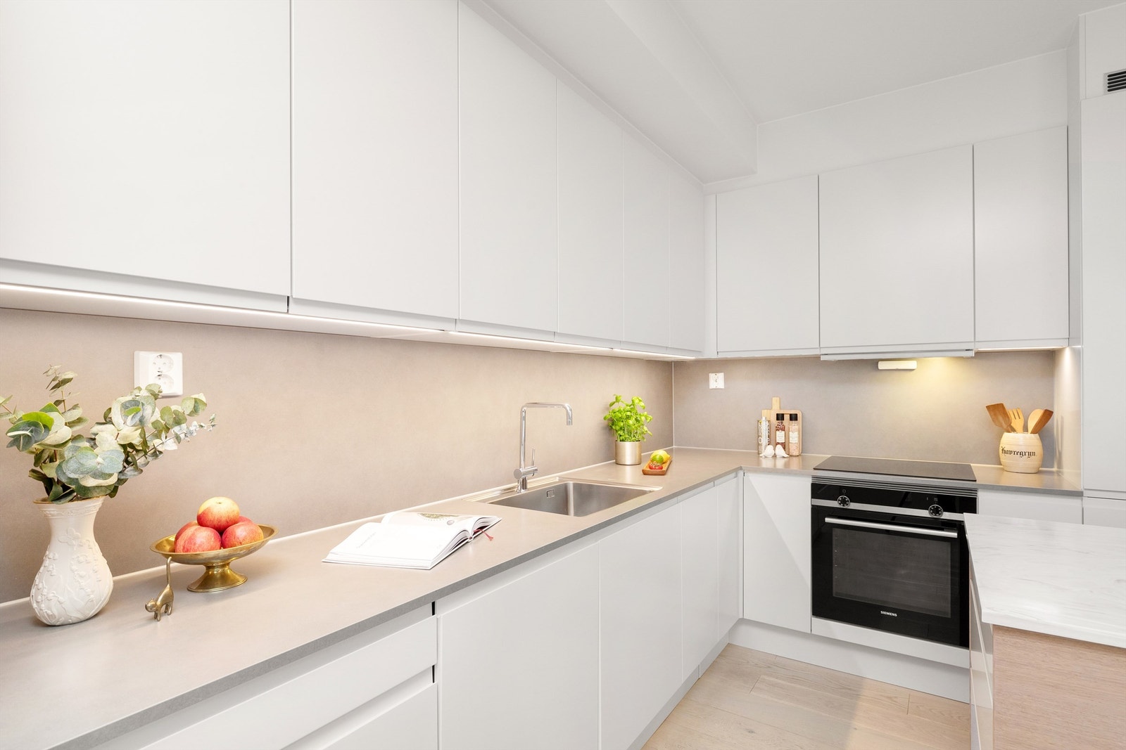 Det er god skapplass på kjøkkenet med ekstra høye overskap. Galleribilde