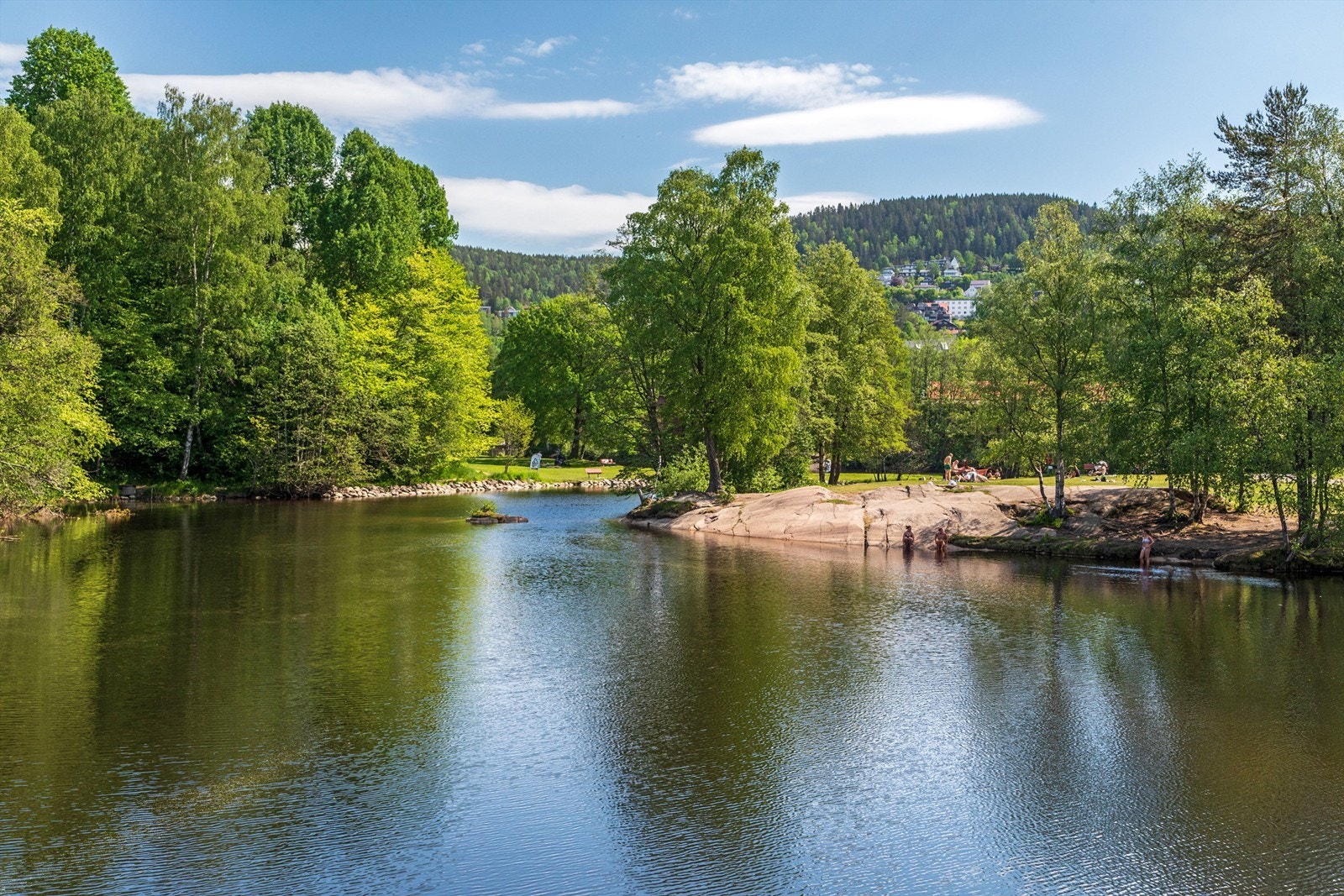 Badeplassen på Brekkedammen er svært populær og det er flere badesteder som passer svømmere med flere ferdighetsnivå Galleribilde