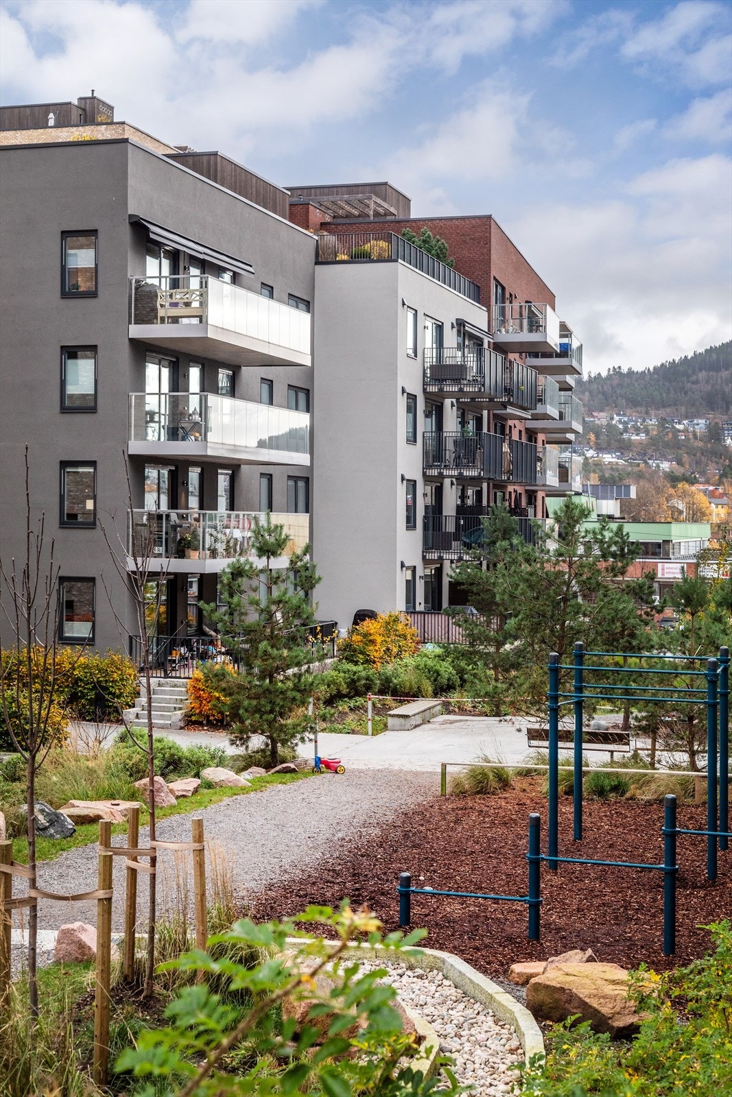 Fine utearealer med treningsapparater og benker. Galleribilde