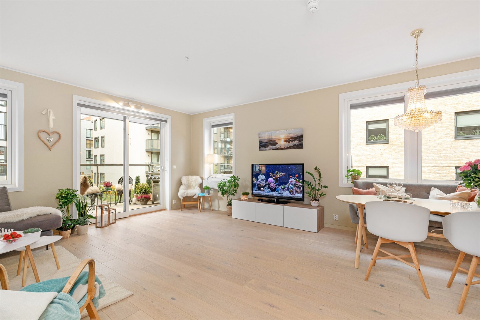 God gulvplass i stua og skyvedører ut til balkong. Galleribilde