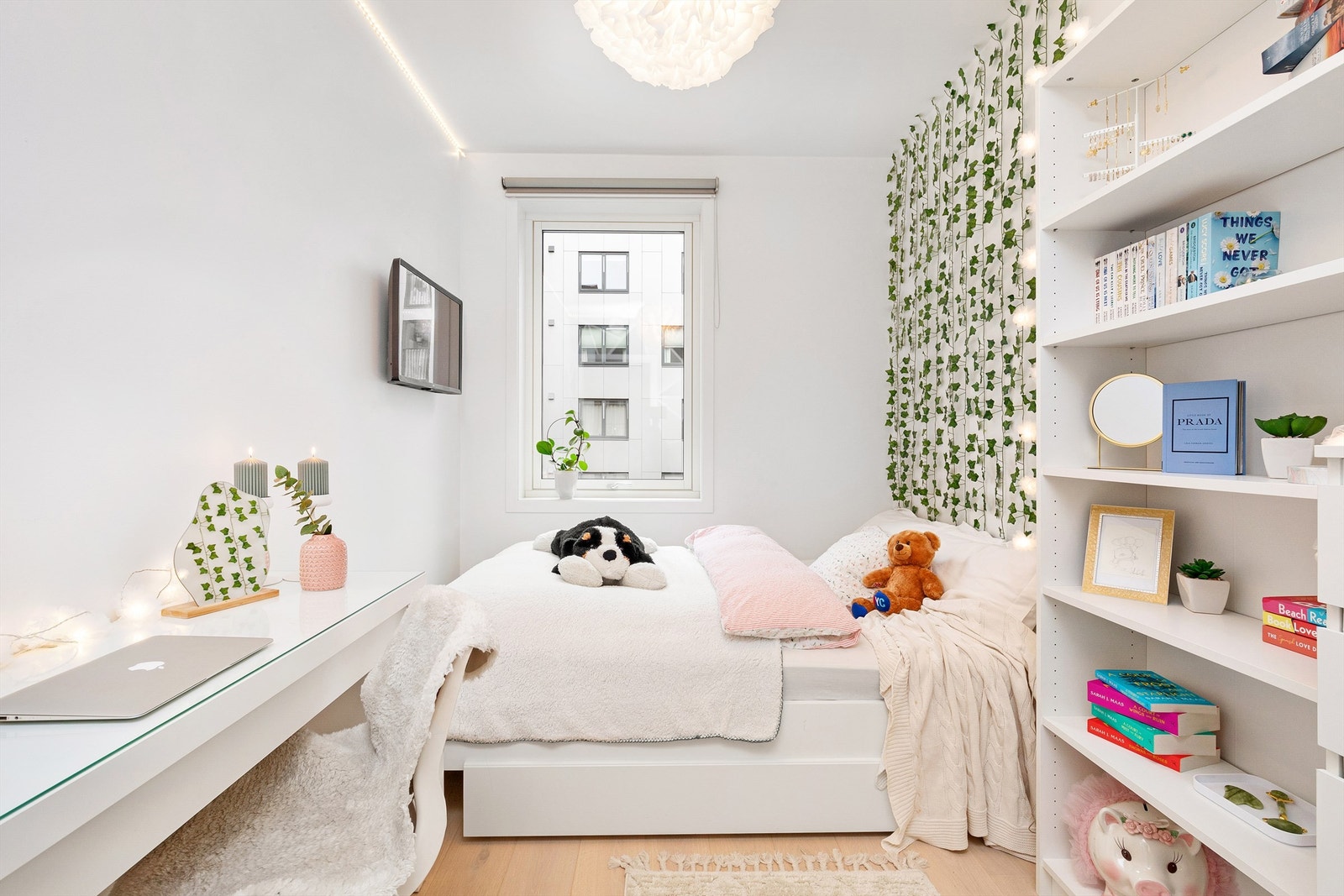 Soverom nr 2 med god størrelse og plass til dobbeltseng, skrivepult og garderobeløsning. 2,6 m takhøyde. Galleribilde