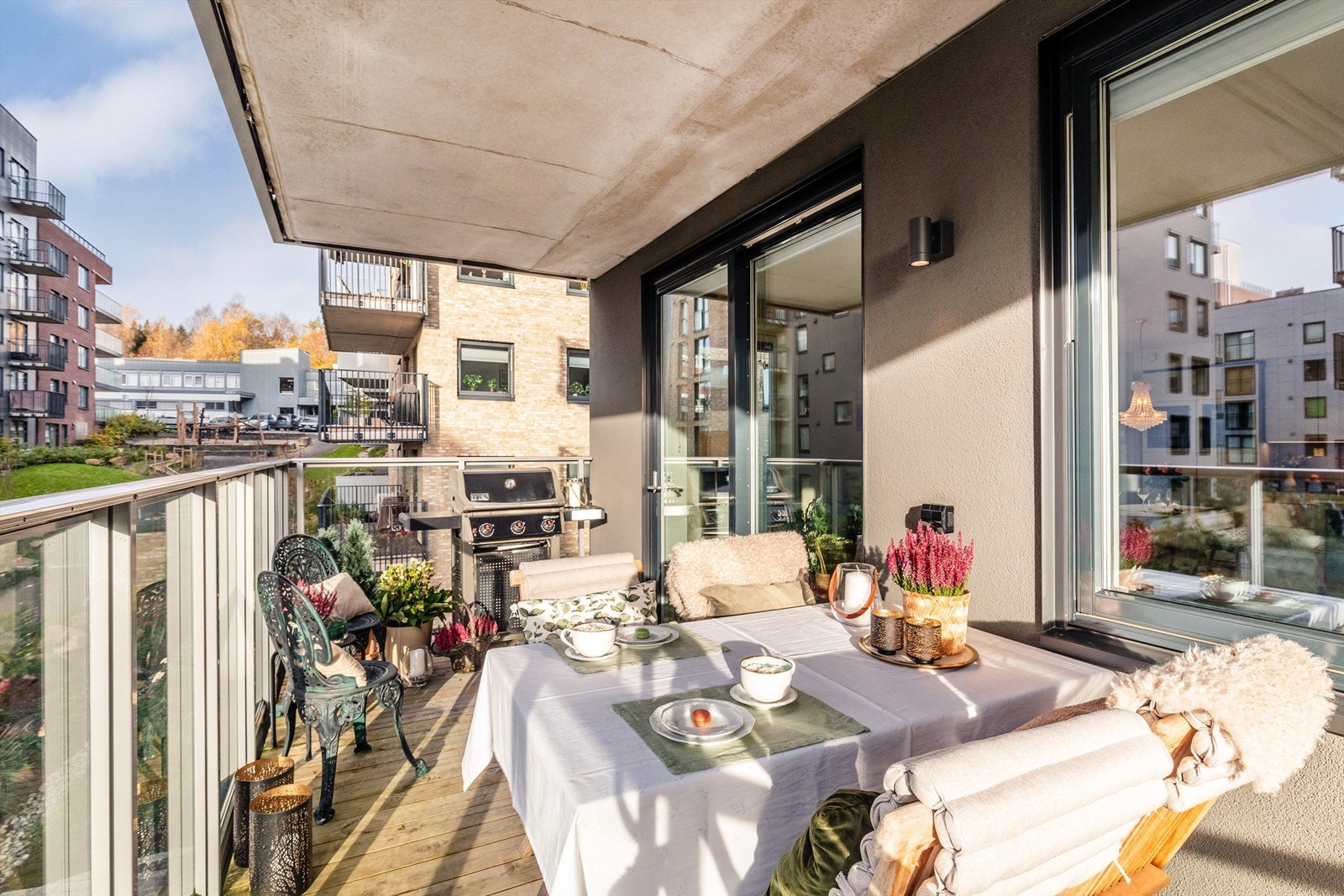 God plass til gassgrill og ulike typer sittegrupper Galleribilde