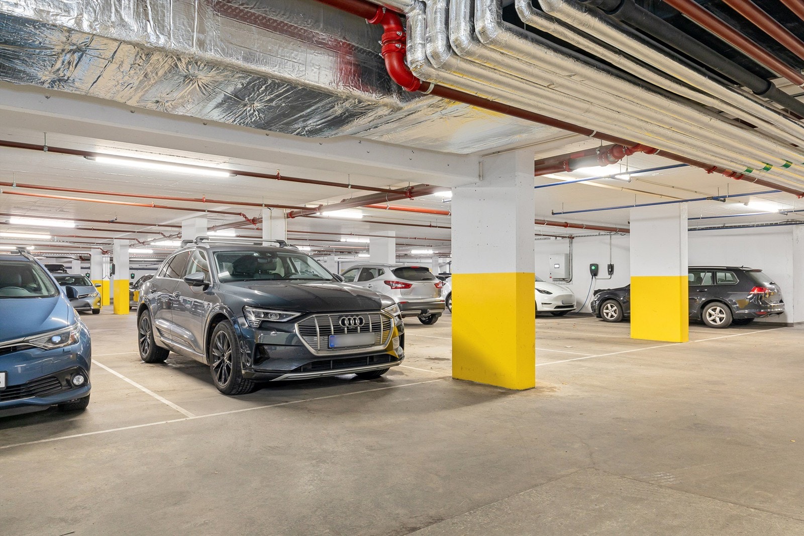 Romslig parkeringsplass, nr 132, i en stor, lys fellesgarasje med heis rett opp til leiligheten. Galleribilde