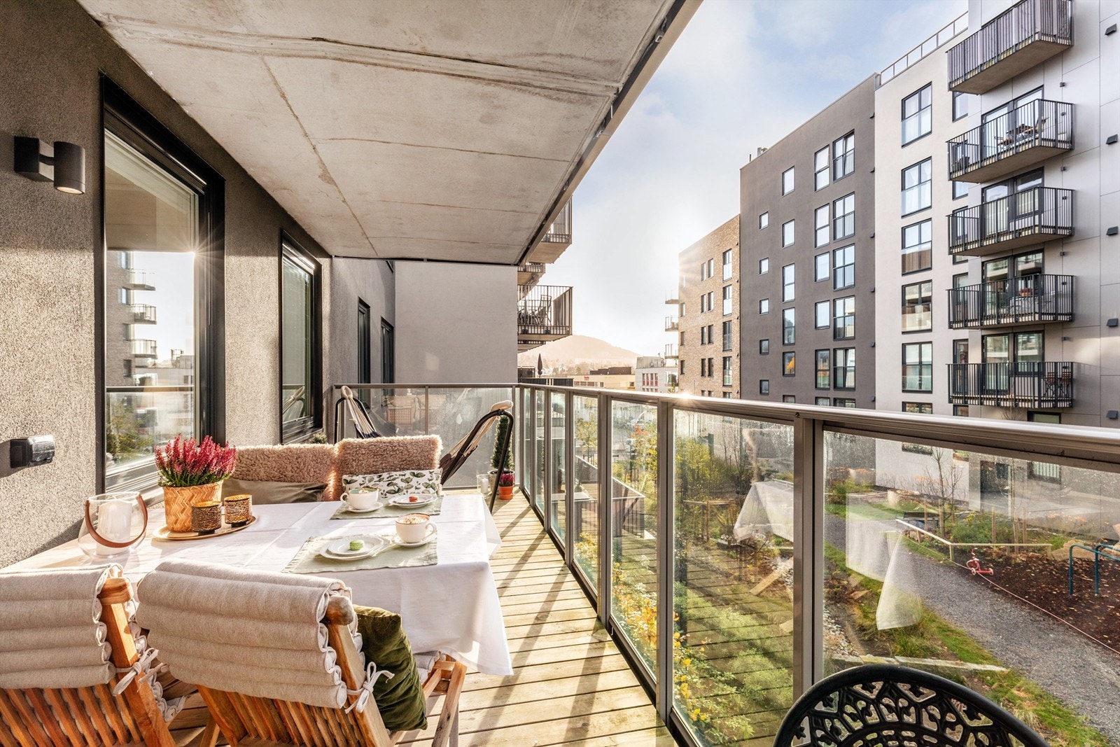 Balkongen ligger fredelig til ut mot markapassasjen og godt skjermet fra vei og trafikk. Galleribilde