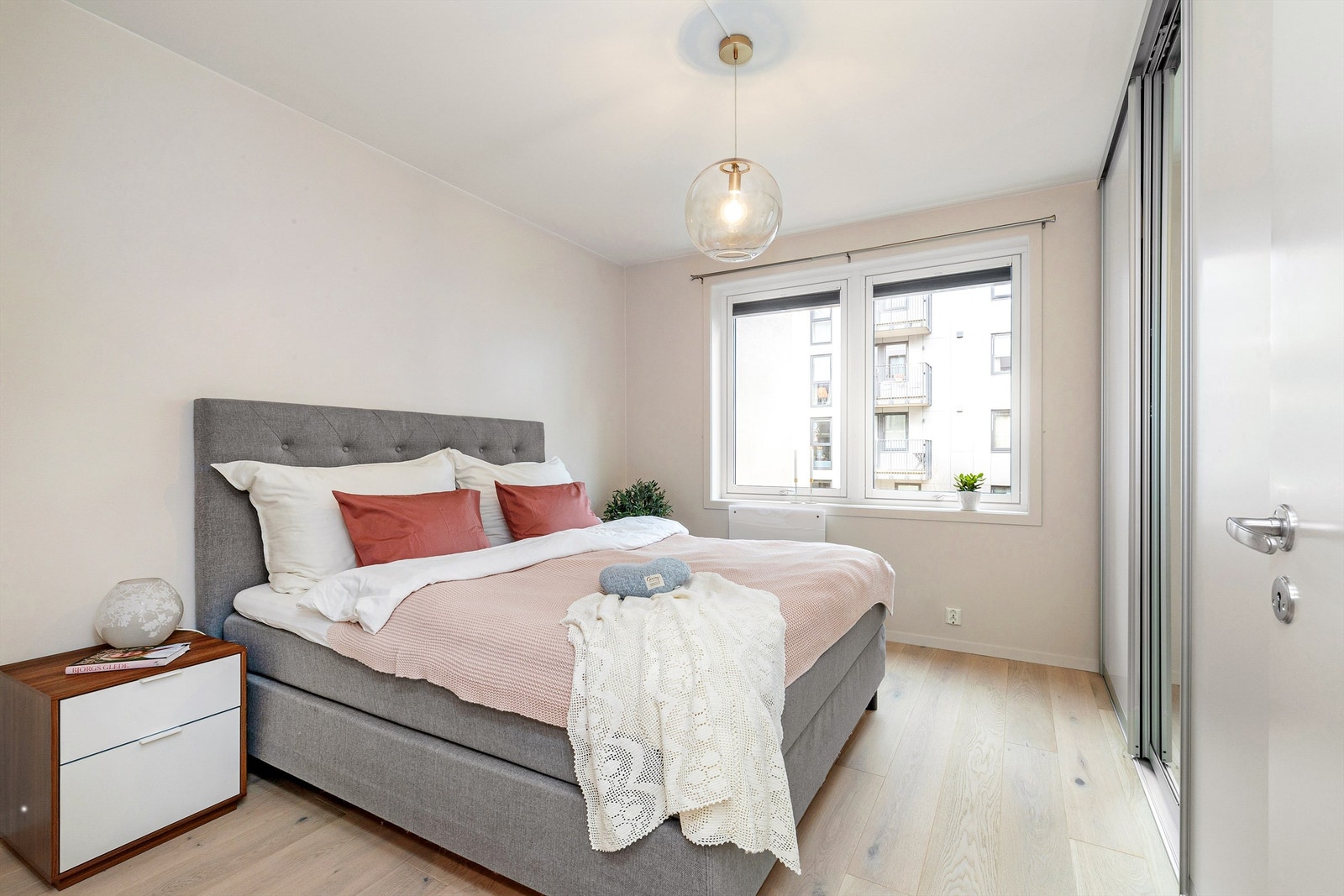 Romslig hovedsoverom med god plass til kingsize seng, nattbord og evt. skrivebord. Galleribilde