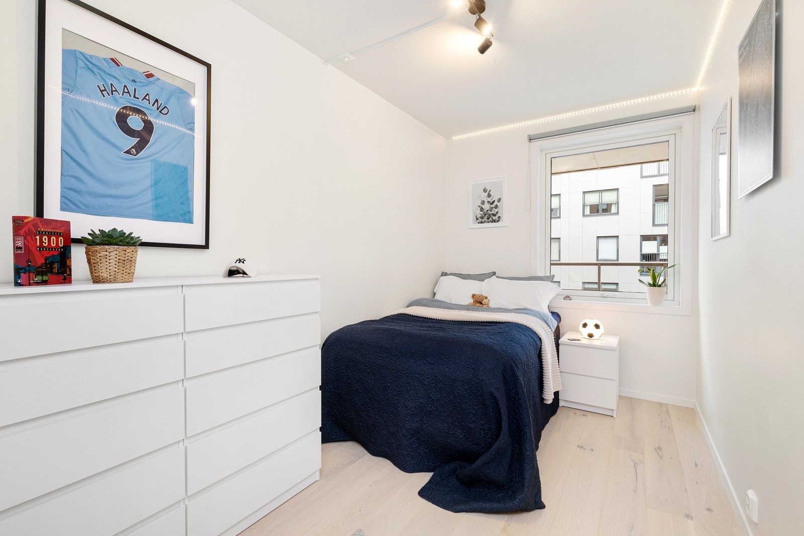 Soverom nr 3 med god størrelse og plass til dobbeltseng, skrivepult og garderobeløsning. Galleribilde