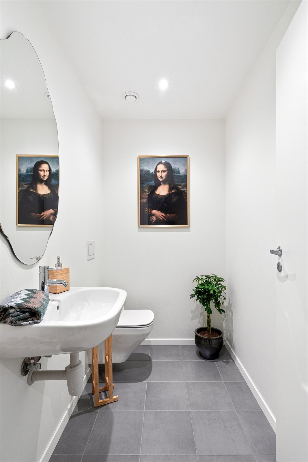 Gjestetoalett av god størrelse. Galleribilde