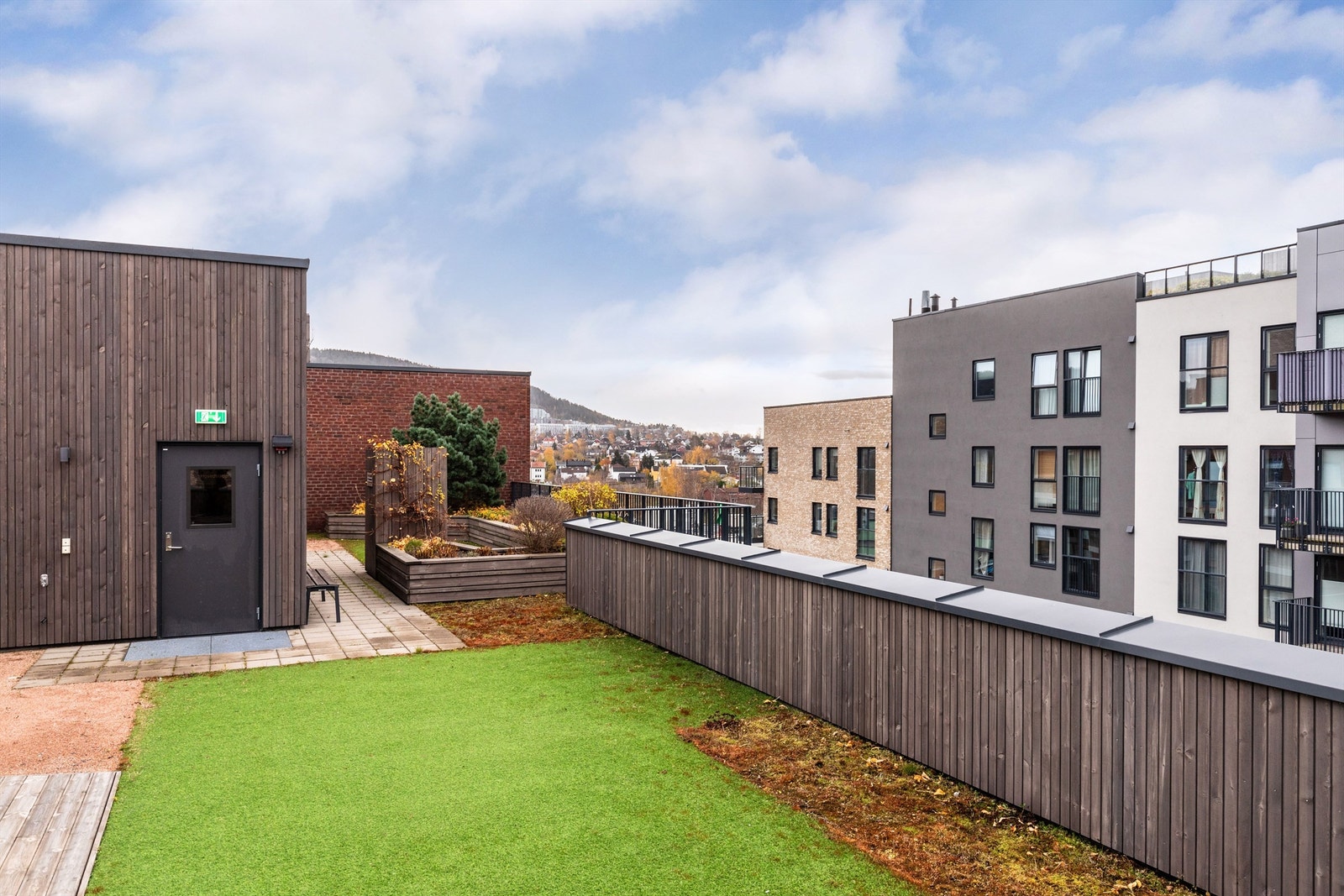 På taket er det felles takterrasser, med parsellhager og flott utsikt over området og byen. Galleribilde