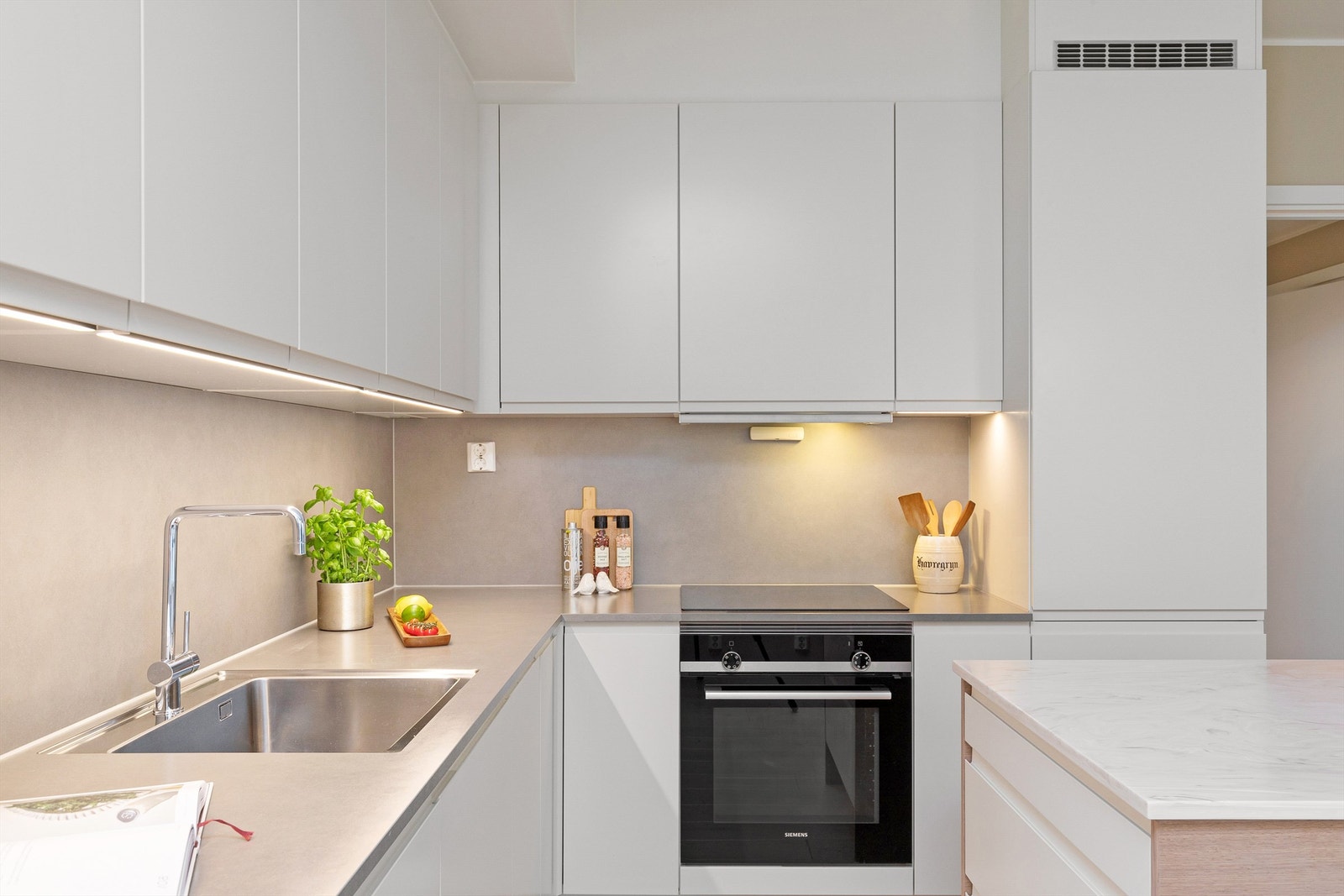 Kjøkken fra HTH, integrerte hvitevarer fra Siemens Galleribilde