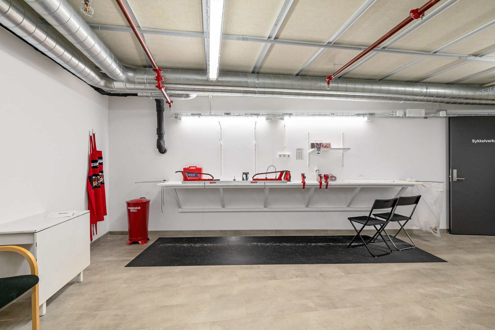 Stor fin smørebod med utstyr - enkelt å preppe skiene før skitur i Nordmarka bare 5 minutters gåtur unna. Galleribilde