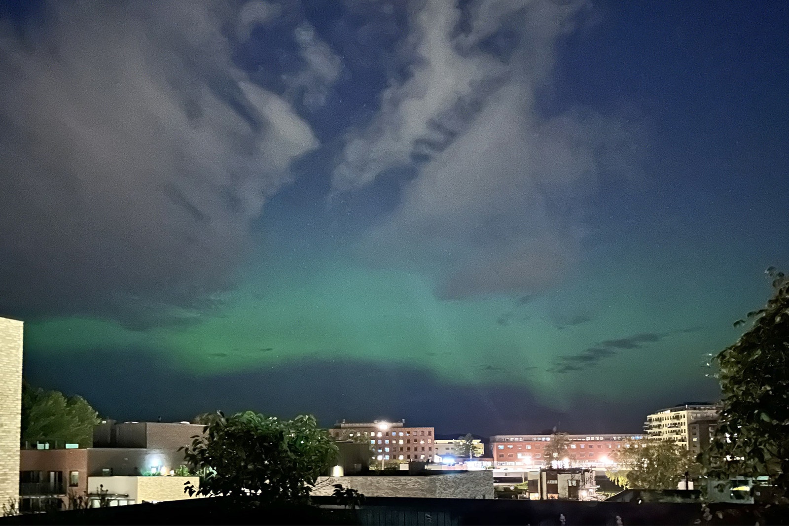 Selgers eget foto av nordlyset fra oppgangens takterrasse Galleribilde