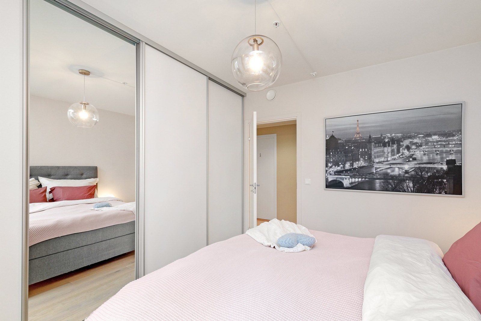 Stor skyvedørsgarderobe med ekstra høyde da det er 2,6 m takhøyde. Galleribilde