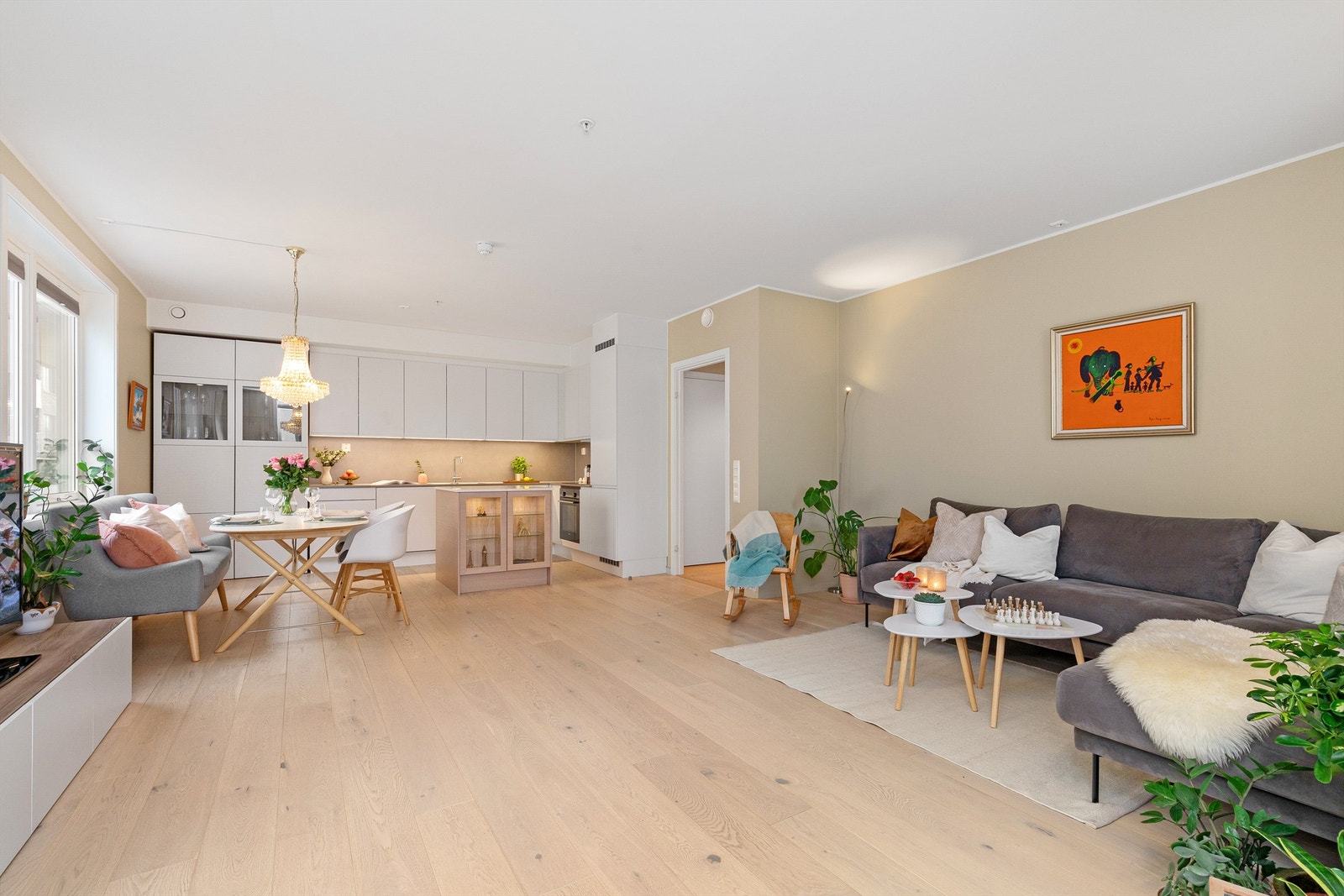 Romslig stue med god plass til sofagruppe, spisegruppe og høyskap. Galleribilde