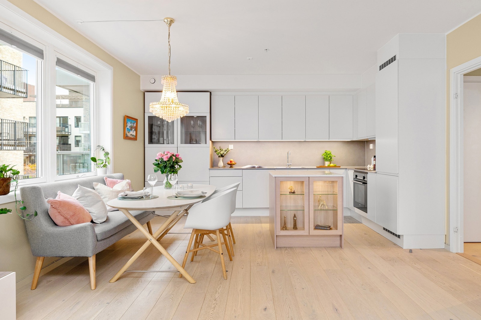 Velkommen til Kjelsåsveien 164E, en meget pen 4/5-roms i populære Frysjaparken med heis, balkong, garasje m/lader Galleribilde