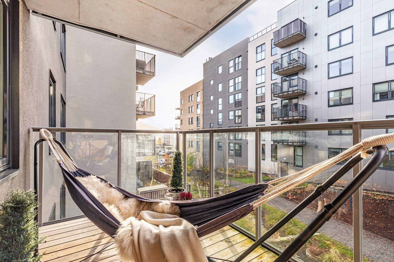 Her kan du nyte late dager i hengekøya Galleribilde