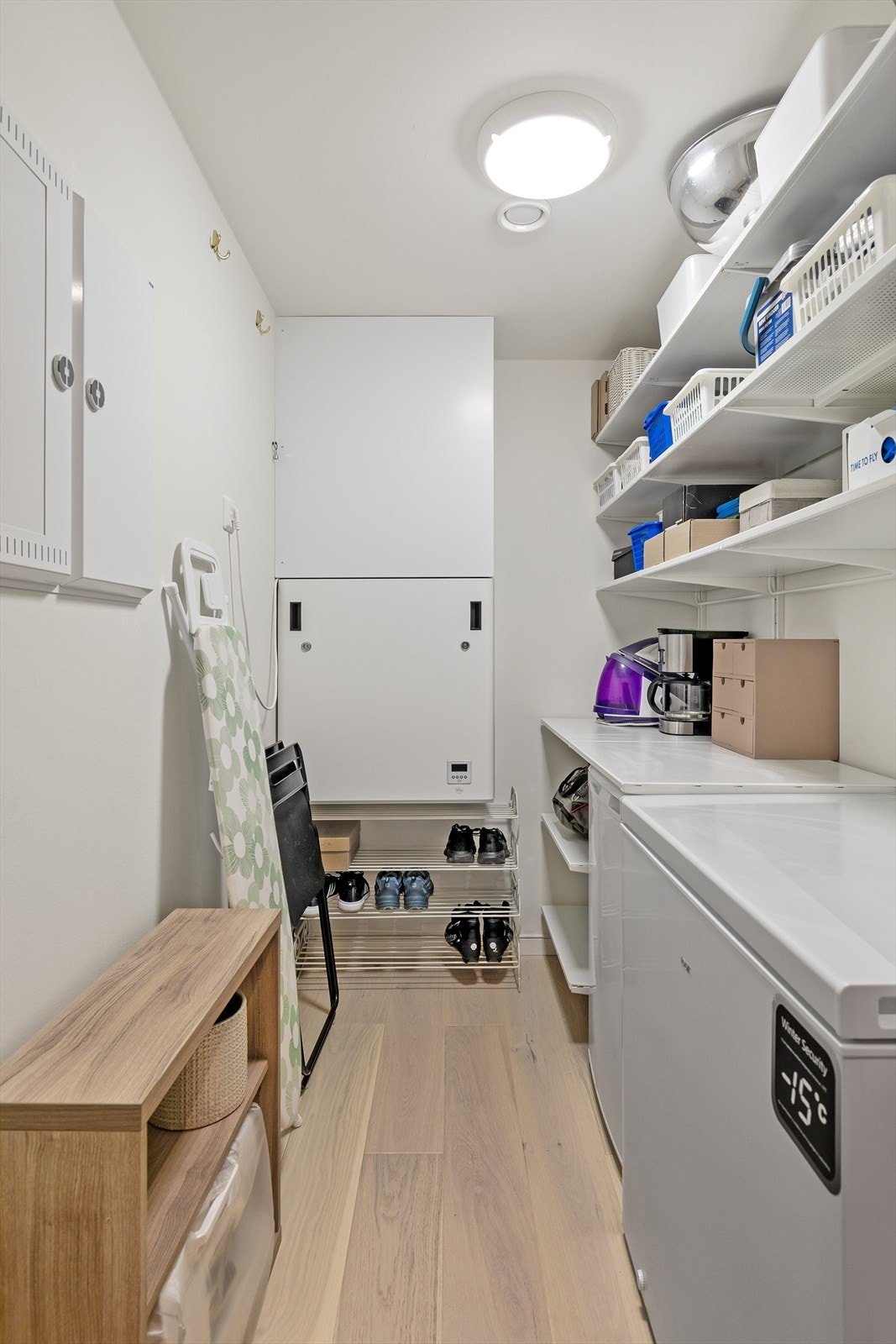 Teknisk rom/innerbod med god plass til oppbevaring og ekstra kjøl og frys om ønskelig. Galleribilde