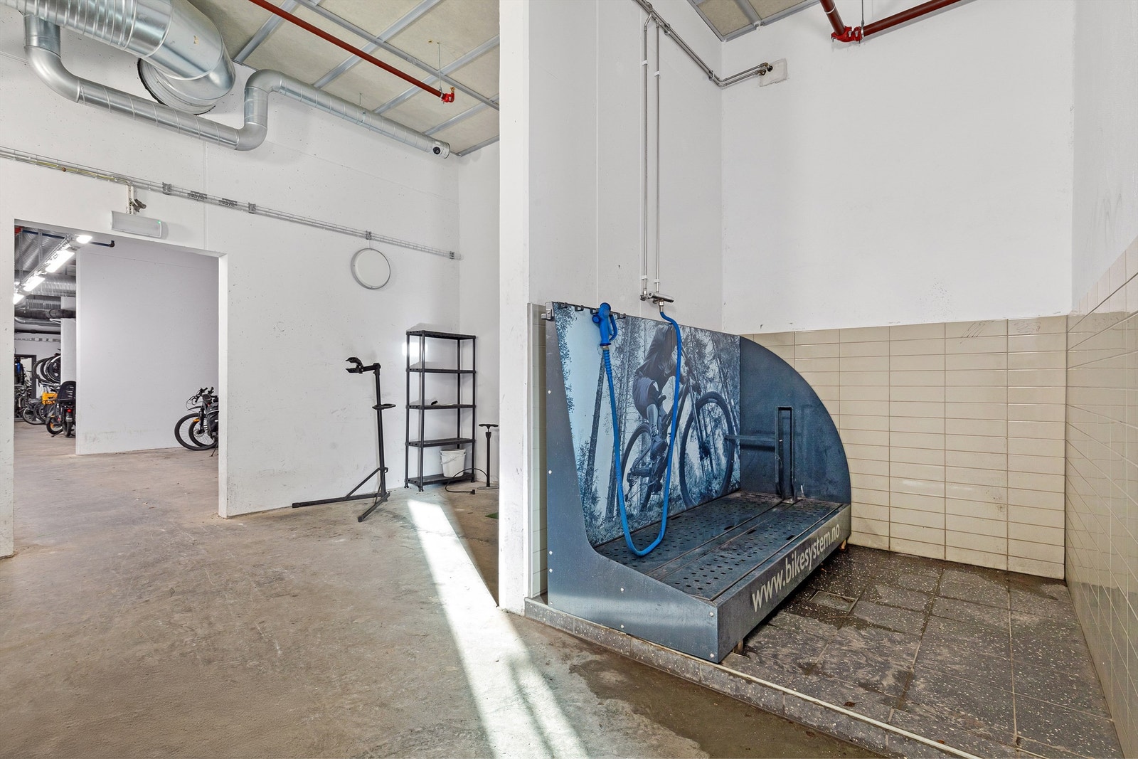 Sykkelverksted med sykkelvask/hundevask og direkte utgang til gaten. Galleribilde