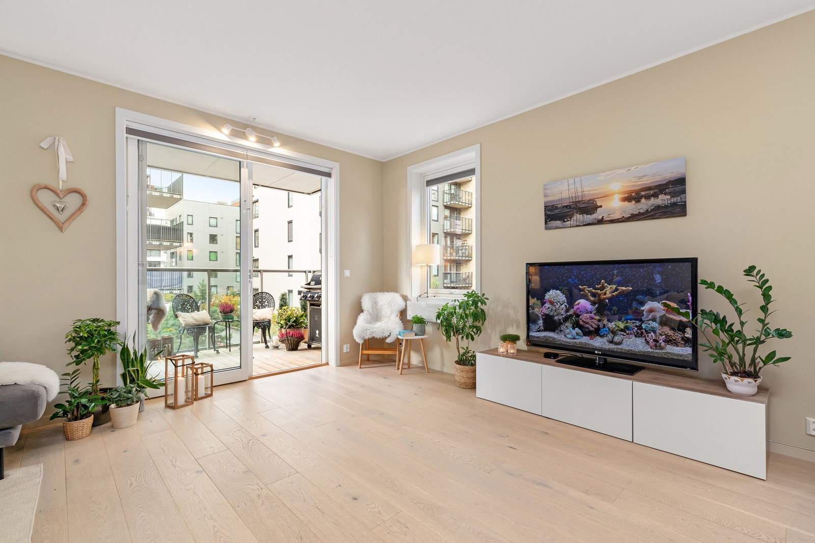 Lys og trivelig hjørnestue med ekstra høye vinduer og 2,6 m takhøyde Galleribilde