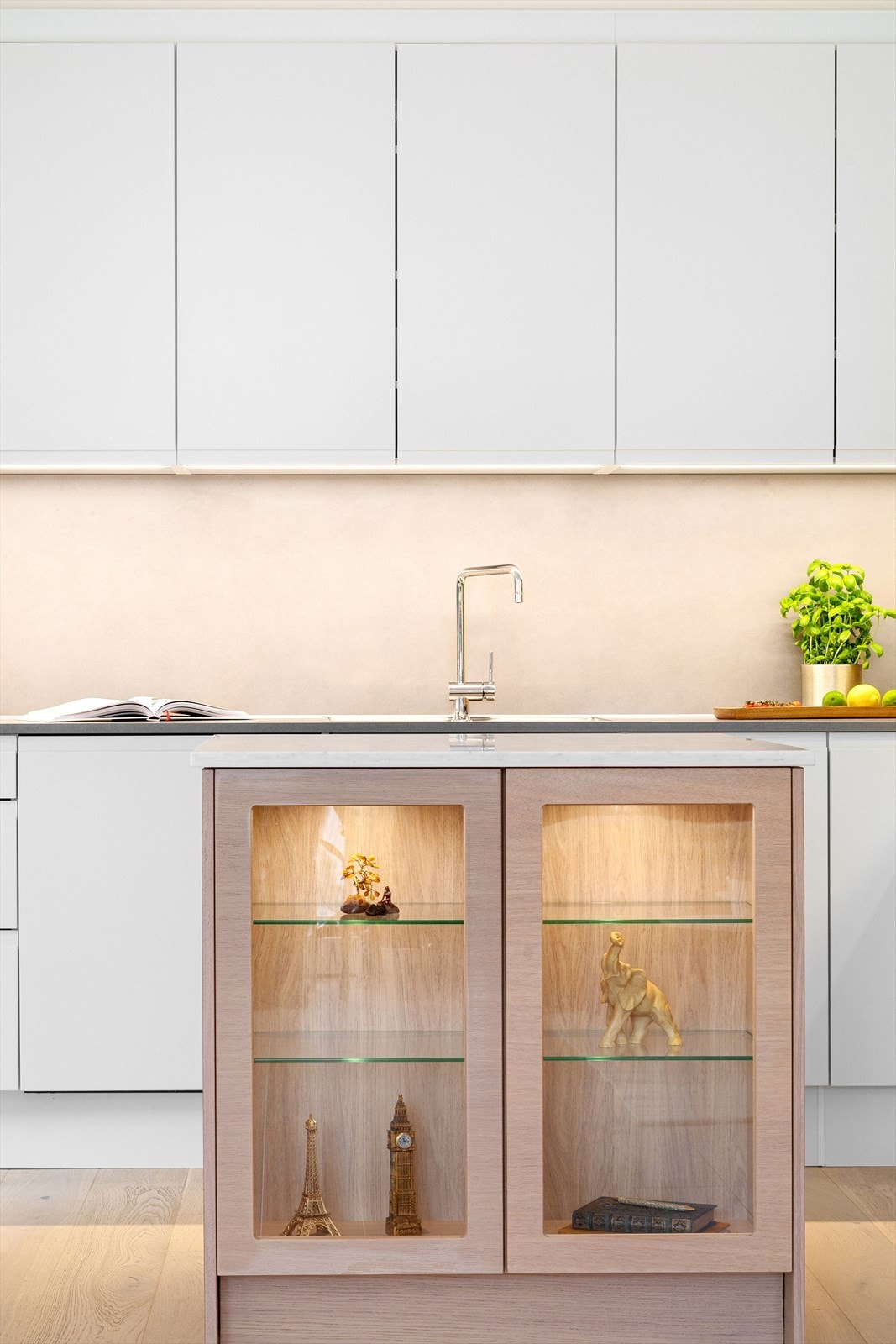 Spesialdesignet HTH kjøkkenøy. Et møbelsmykke mot stue og praktiske skuffer på kjøkkenside. Galleribilde