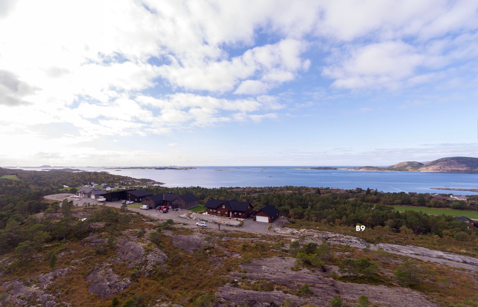 Solrike tomter med fjellgrunn Galleribilde