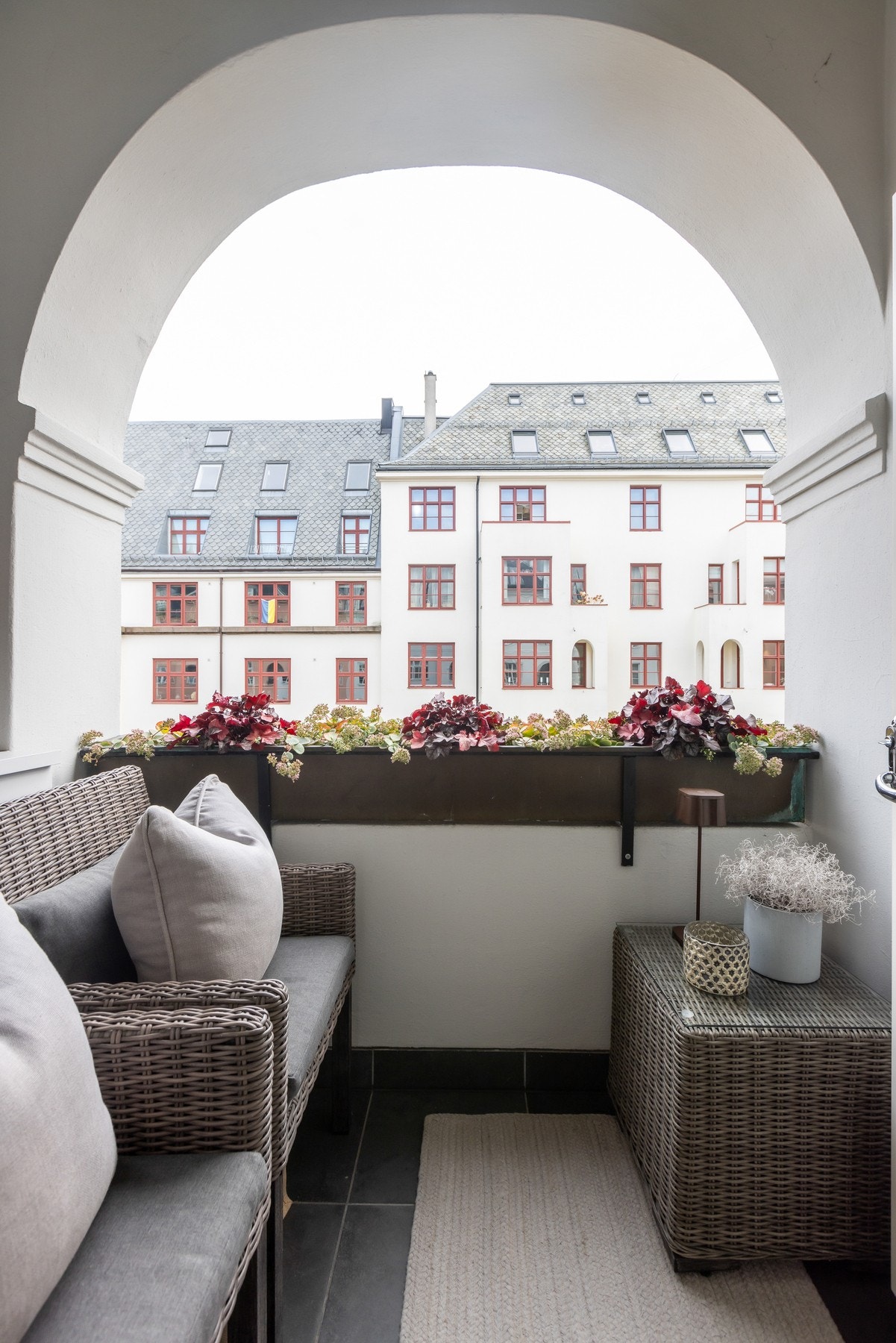 Balkongen med adkomst fra spisestuen vender ut mot Fritzners gate, og har et koselig preg - opparbeidet med overbygg, blomsterkasse og gulvfliser. Galleribilde