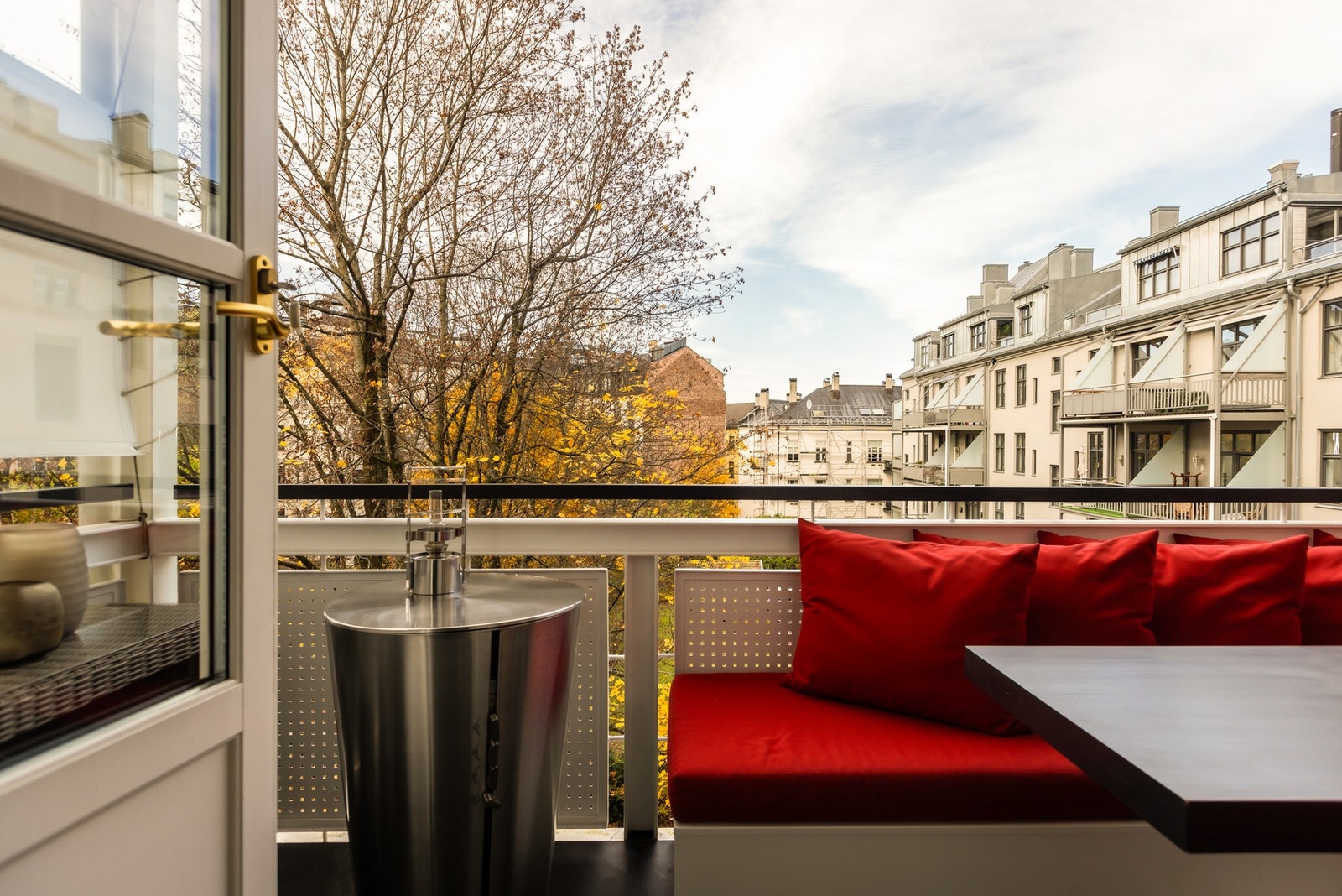 Balkongen med adkomst fra soverommet er vendt inn mot bakgården. Her kan man nyte en stille og avslappende atmosfære, til følge av et hyggelig utsyn over det frodige fellesområdet. Galleribilde