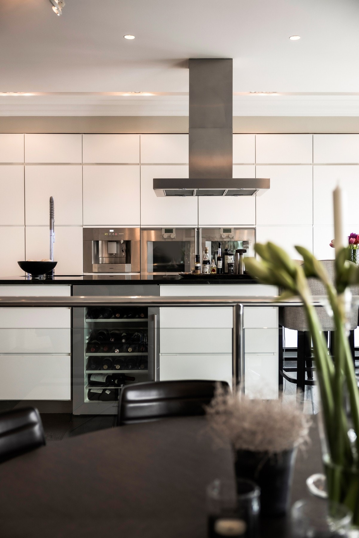 Hvitevarene er levert av den anerkjent leverandøren Gaggenau, og inkluderer to kjøleskap med frysedel, oppvaskmaskin, vinskap, komfyrer, kaffemaskin og induksjonstopp. Galleribilde