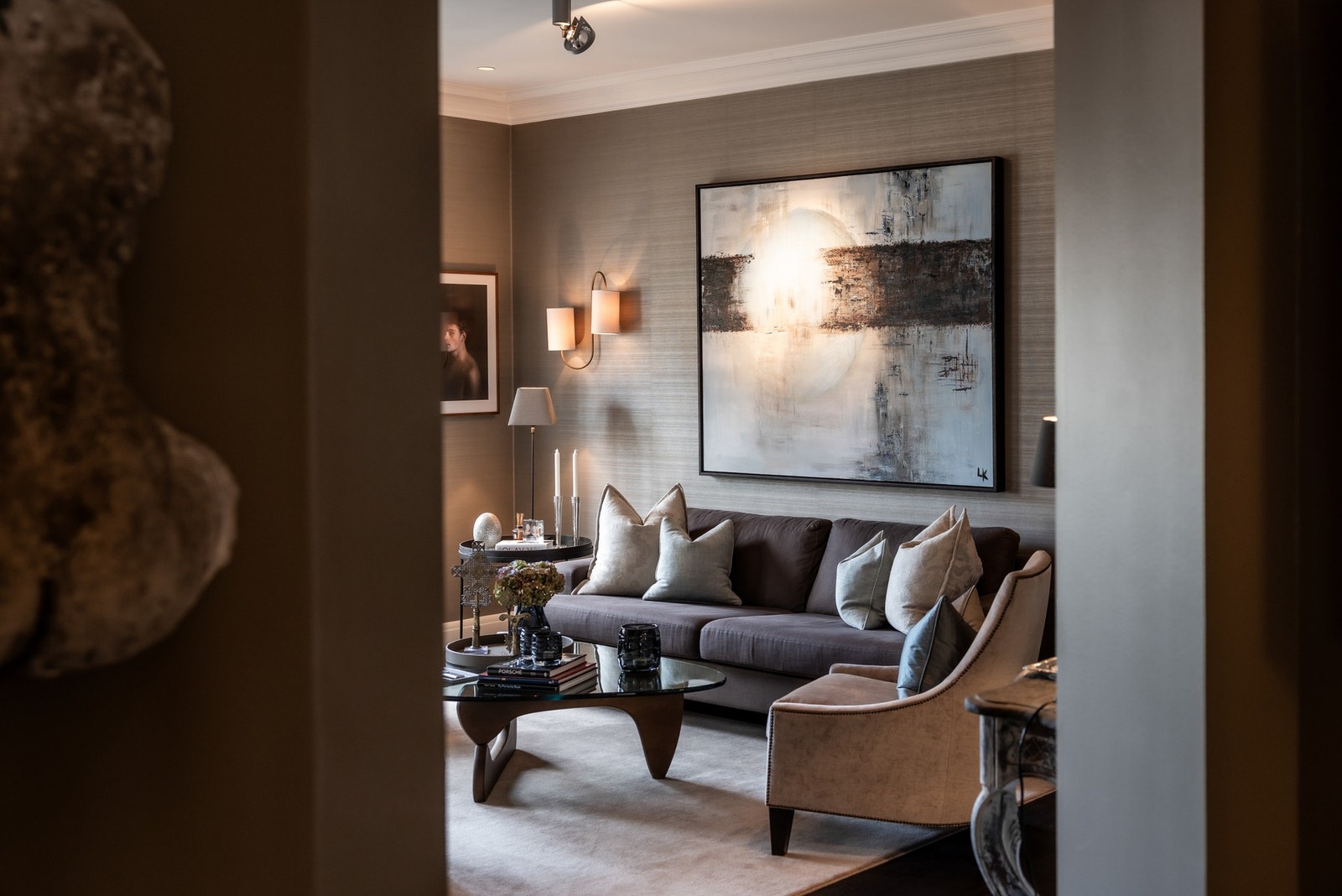 Stuen har et lunt og koselig preg, innredet med parkett, tapetserte veggflater og åpen peis med vedhylle. Galleribilde