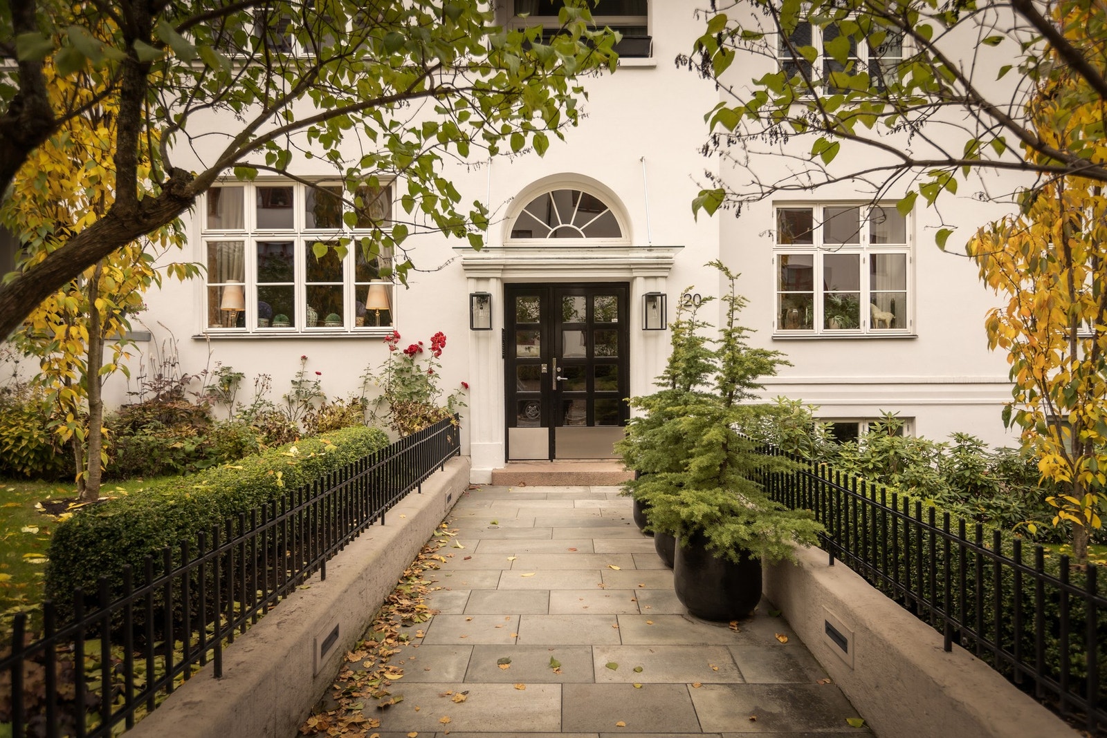 Bygården har et velholdt lekkert og representativt inngangsparti. Galleribilde