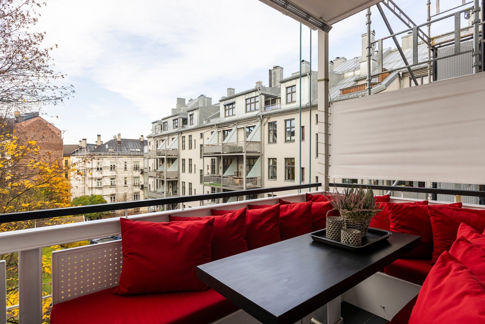 Et utmerket sted for måltider, avslapning og sosiale sammenkomster. Uteområde på terrassen har senkbart bord og kan gjøres om til sunbed. Galleribilde