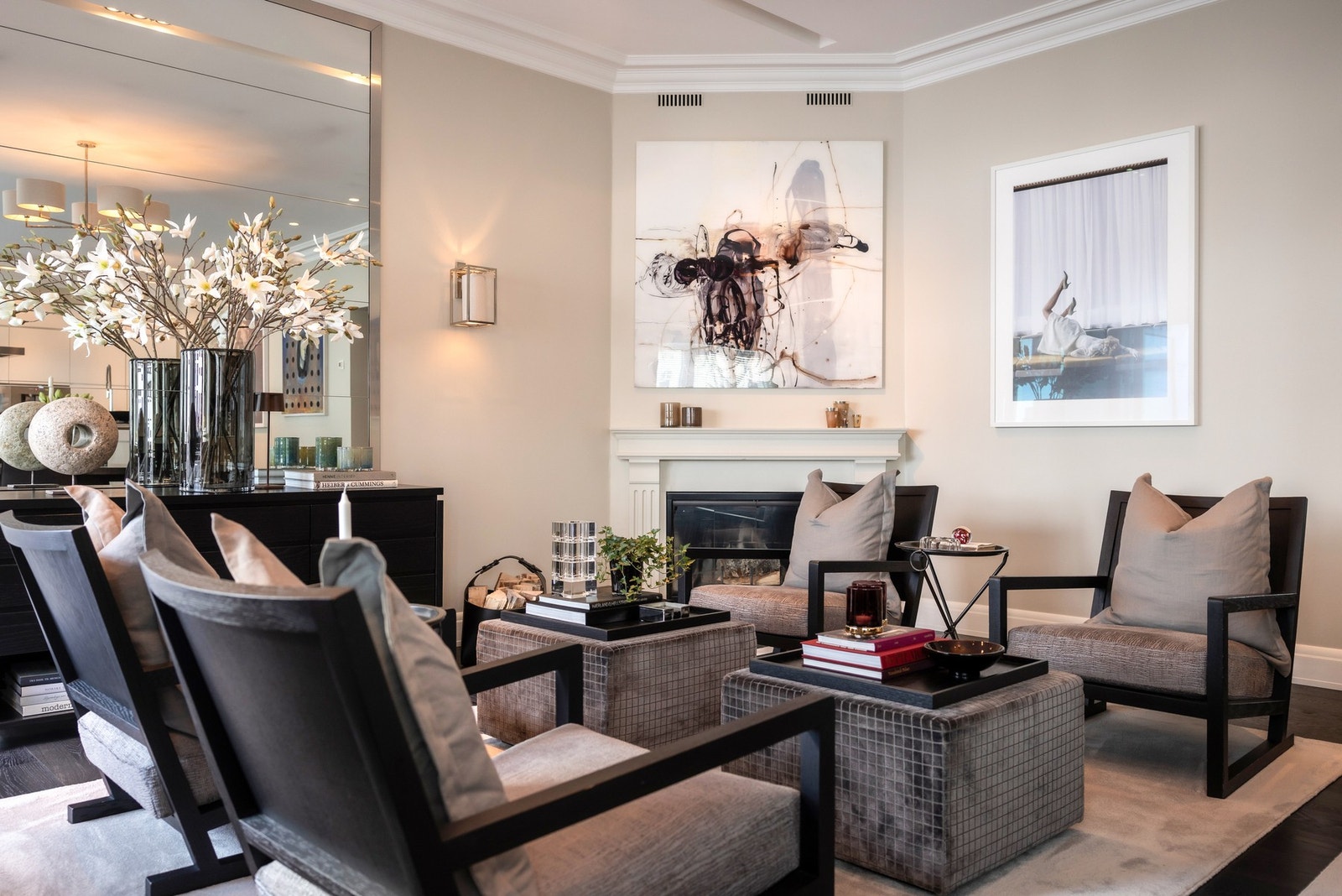 Spisestuen er i dag innredet med spiseplass og loungeområde, og er pent dekorert med lyse fargetoner, designbelysning og bred parkett. Galleribilde