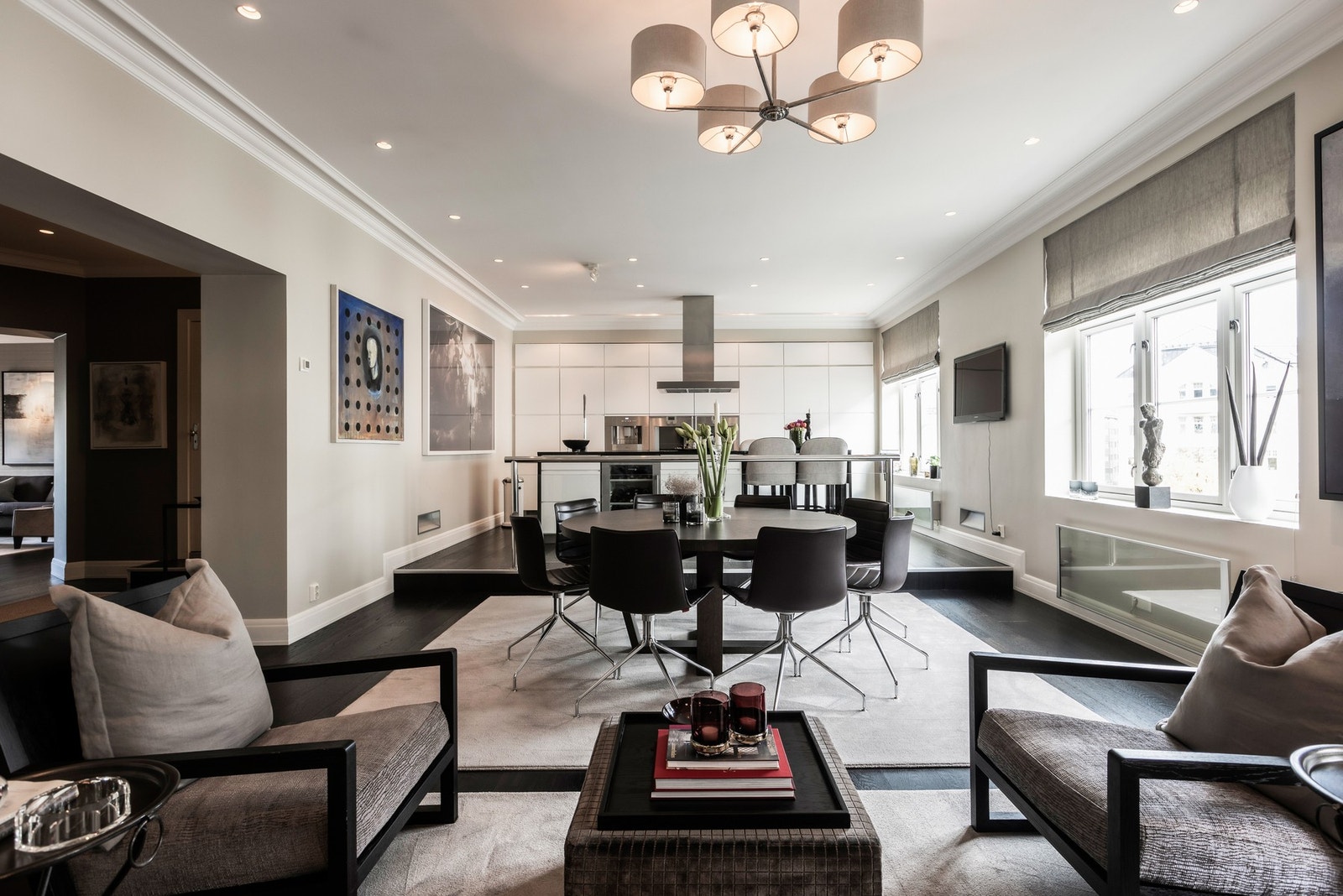 Leiligheten er utformet med entré, stue, spisestue/kjøkken, soverom og bad, og kan kan skilte med to hyggelige uteplasser på henholdsvis 3 og 8 kvm. Galleribilde