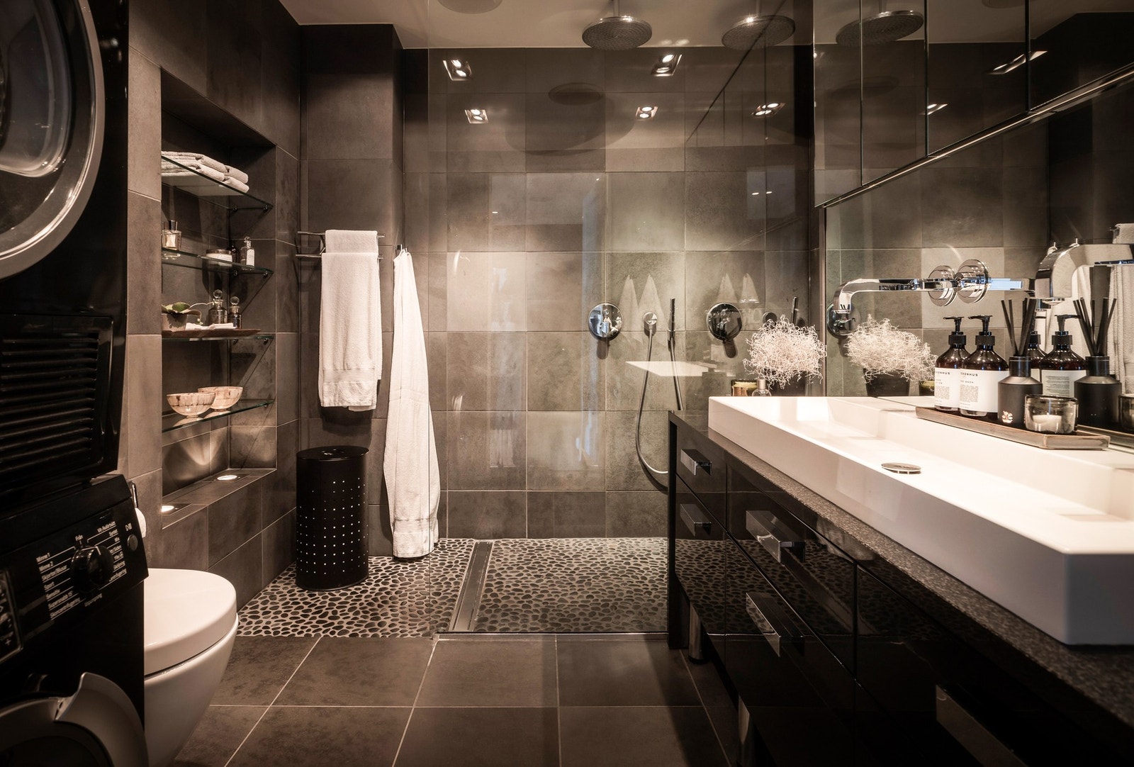 Baderommet ble oppusset 2009, og har et stilfullt uttrykk med mørke fliser og helintegrert innredning. Galleribilde