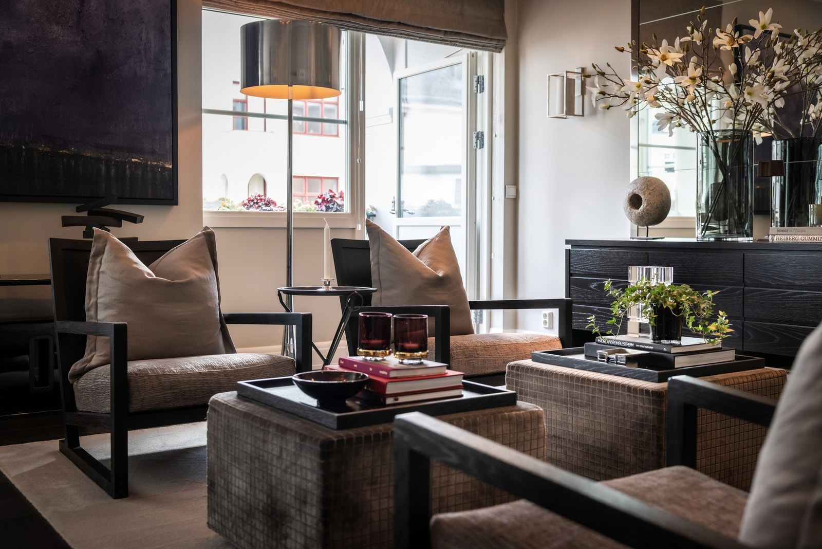 I det ene hjørnet finner man en nydelig åpen peis som vil bidra til lun stemning i det mer kjølige vinterhalvåret, og i det andre hjørnet er det direkte adkomst til en av leilighetens balkonger. Galleribilde