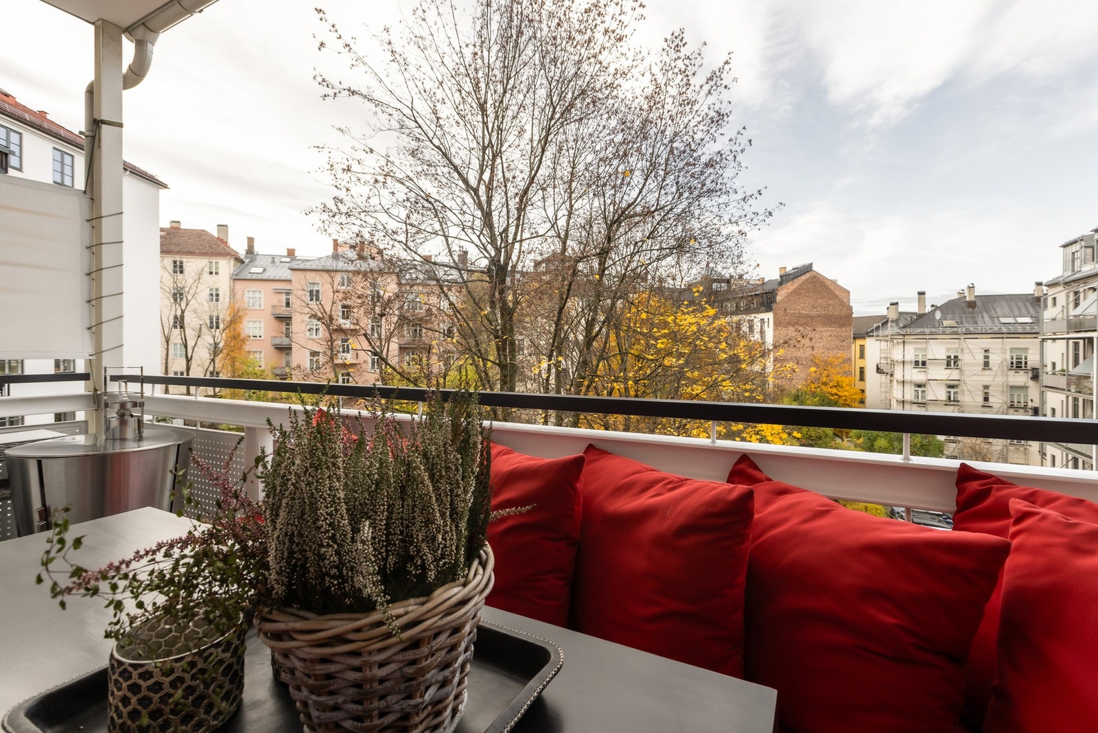Det er god plass til utemøbler, og overbygget skjermer for lette byger. Det er i tillegg montert varmelamper. Galleribilde