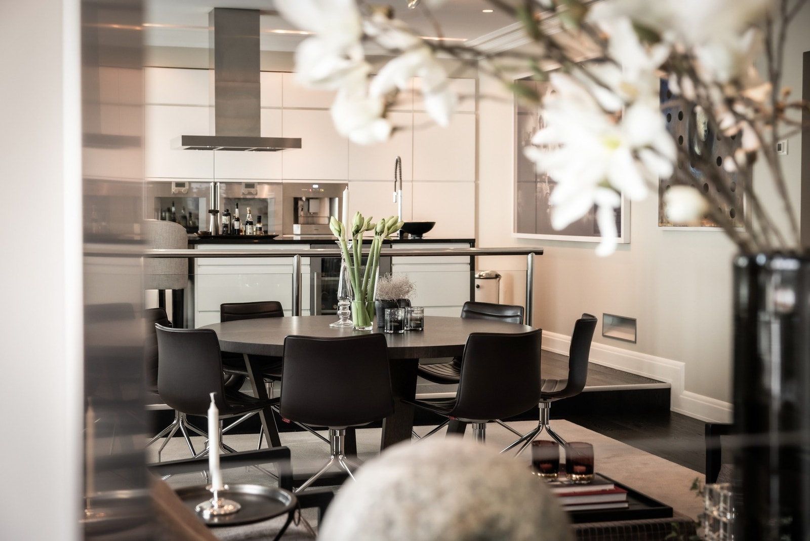 Kjøkkenet har en tilbaketrukket plassering i hjemmet - plassert et nivå høyere enn spisestuen/loungeområdet. Galleribilde